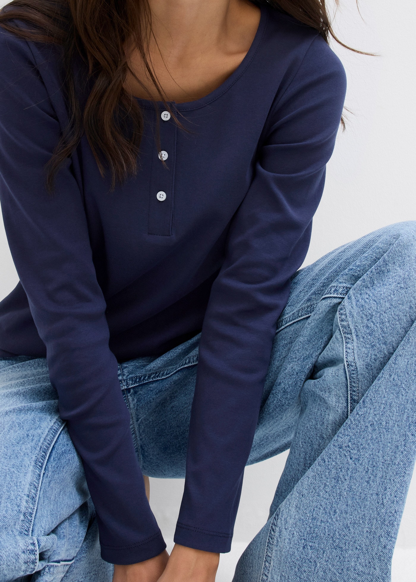 bonprix Langarmshirt 1 körperbetonte Passform, Langarm, mit kurzer Knopfleiste im Henley-Stil