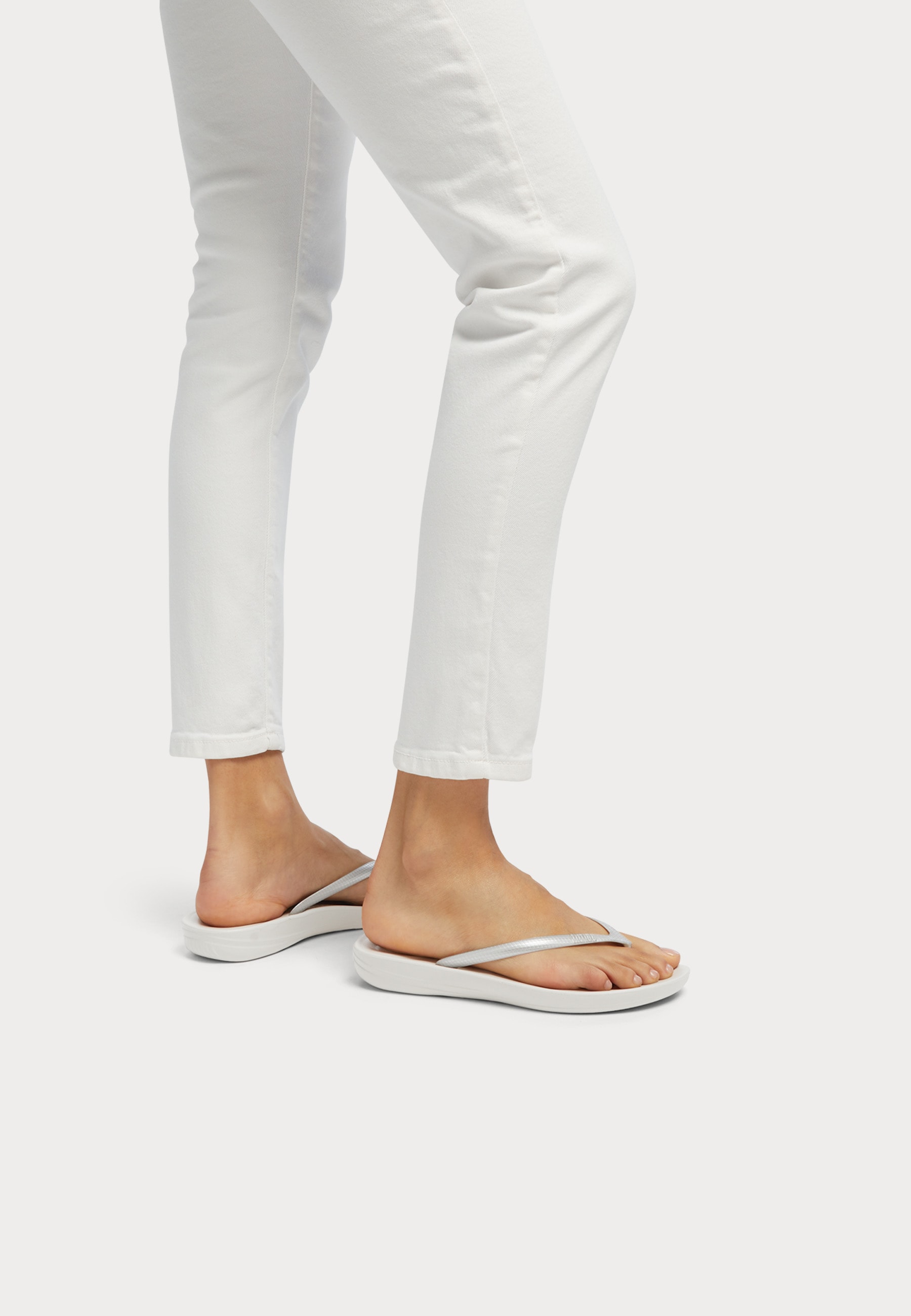 Fitflop Zehentrenner »IQUSHION«, Keilabsatz, Sommerschuh, Schlappen in schmaler Form