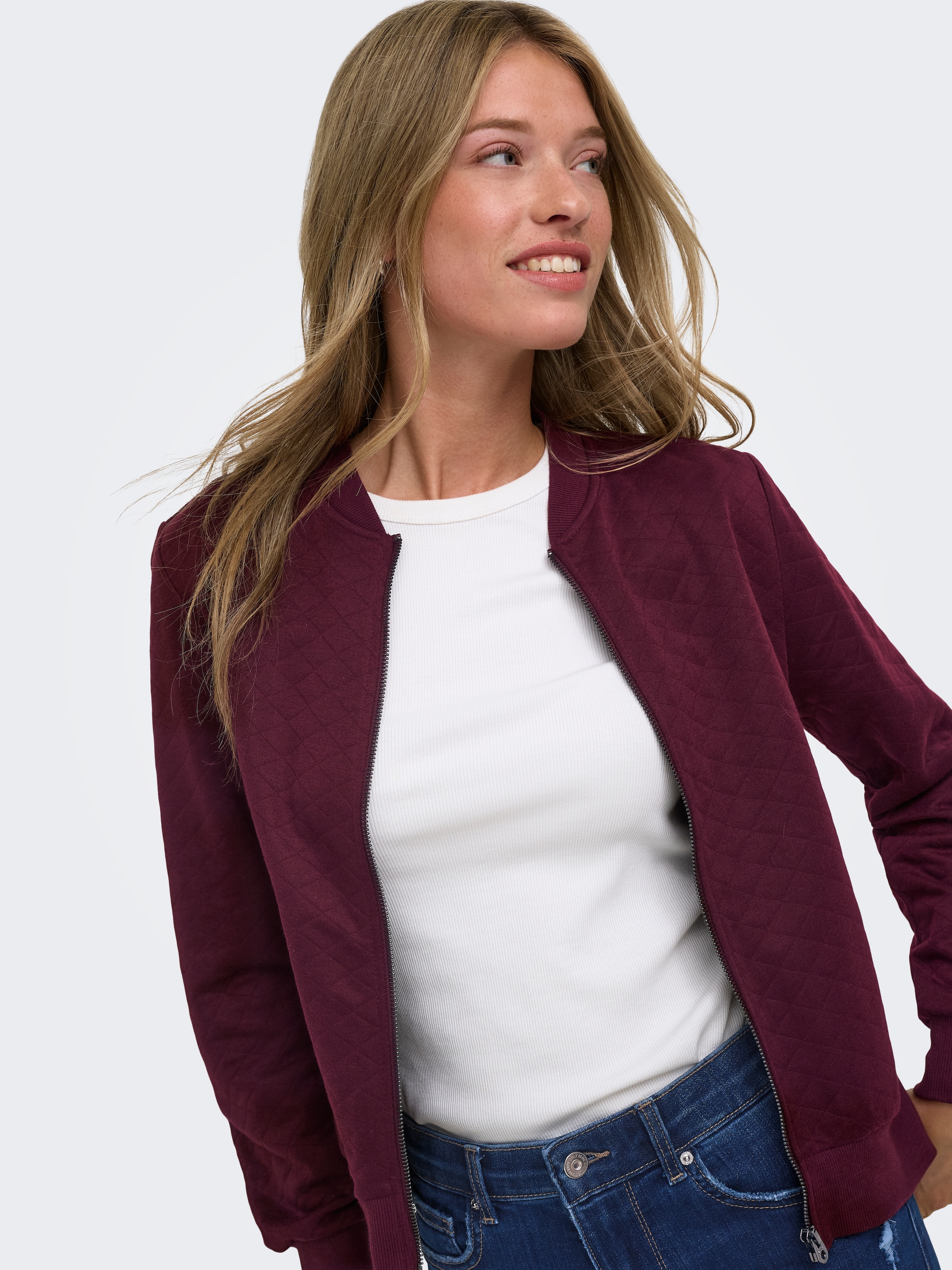 ONLY Sweatjacke »ONLJOYCE L/S BOMBER SWT NOOS« Polyester, regular fit, gesteppte Optik im Bomberjacken Stil