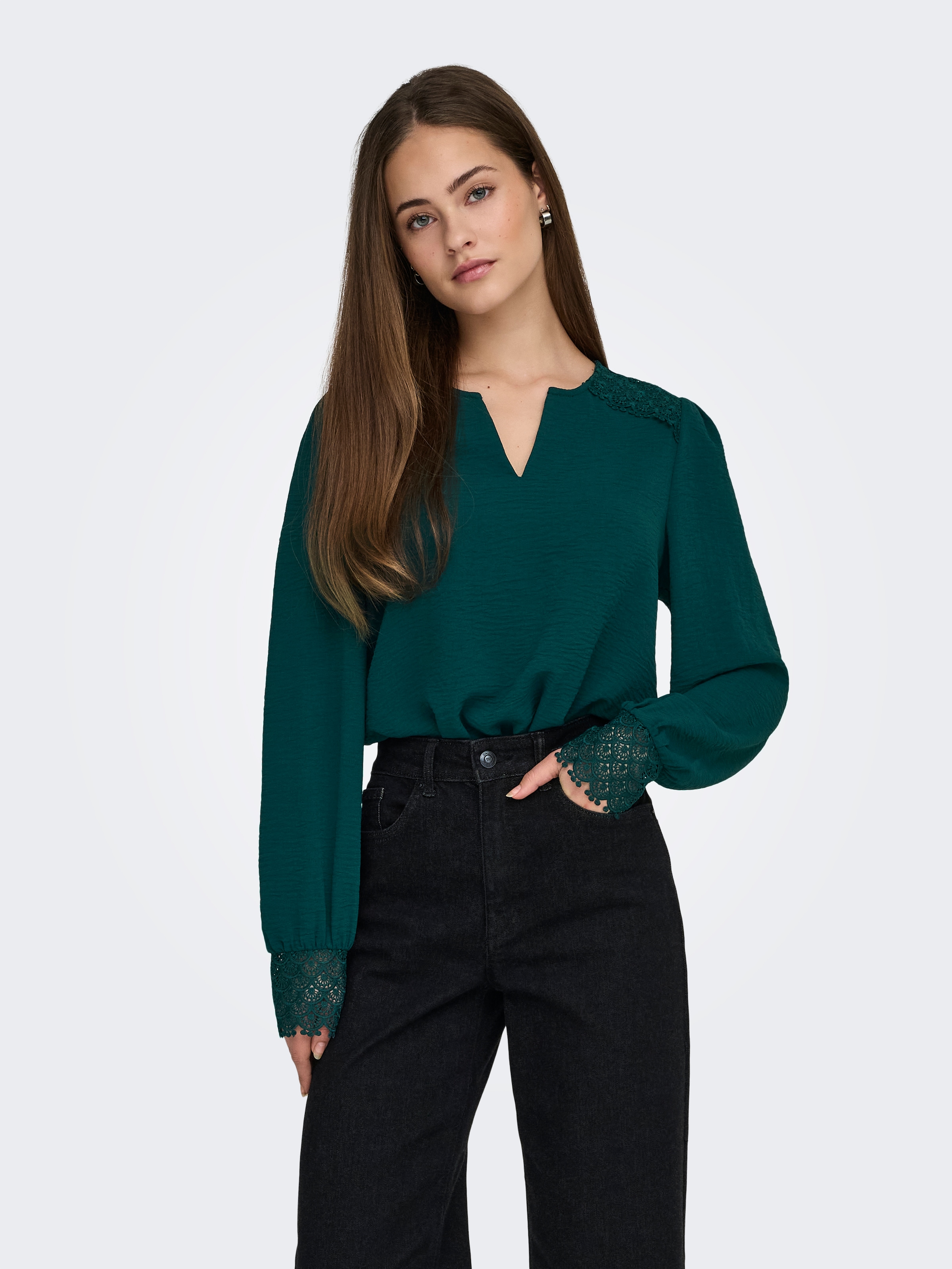 ONLY "ONLCERENA METTE L/S LACE VNECK TOP WVN" Kunstfaser, regular fit, V-Ausschnitt