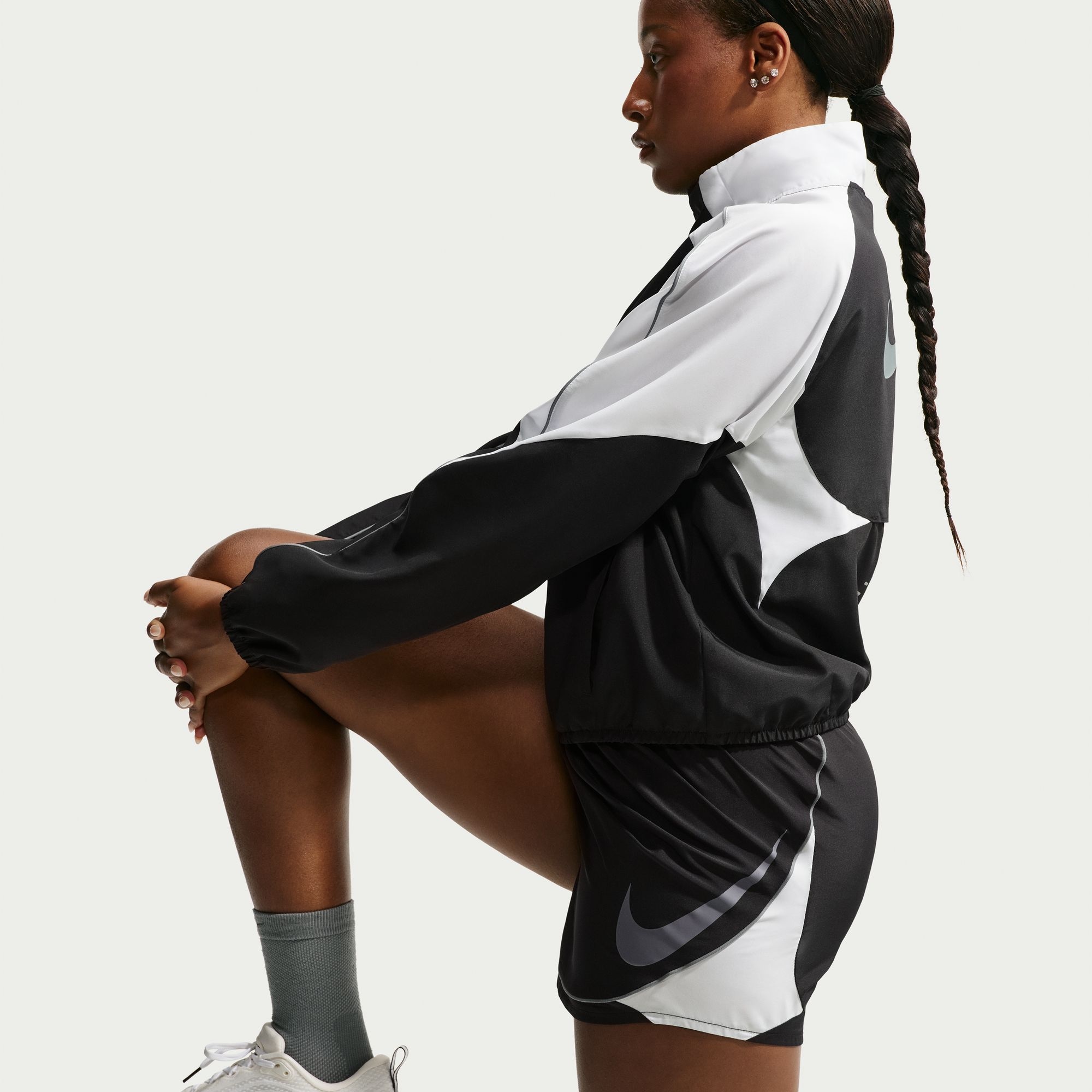 Nike Laufshorts »W NK SWOOSH DF SHORT«  für den Sportbereich, mit Bewegungsfreiheit, sportlicher Schnitt