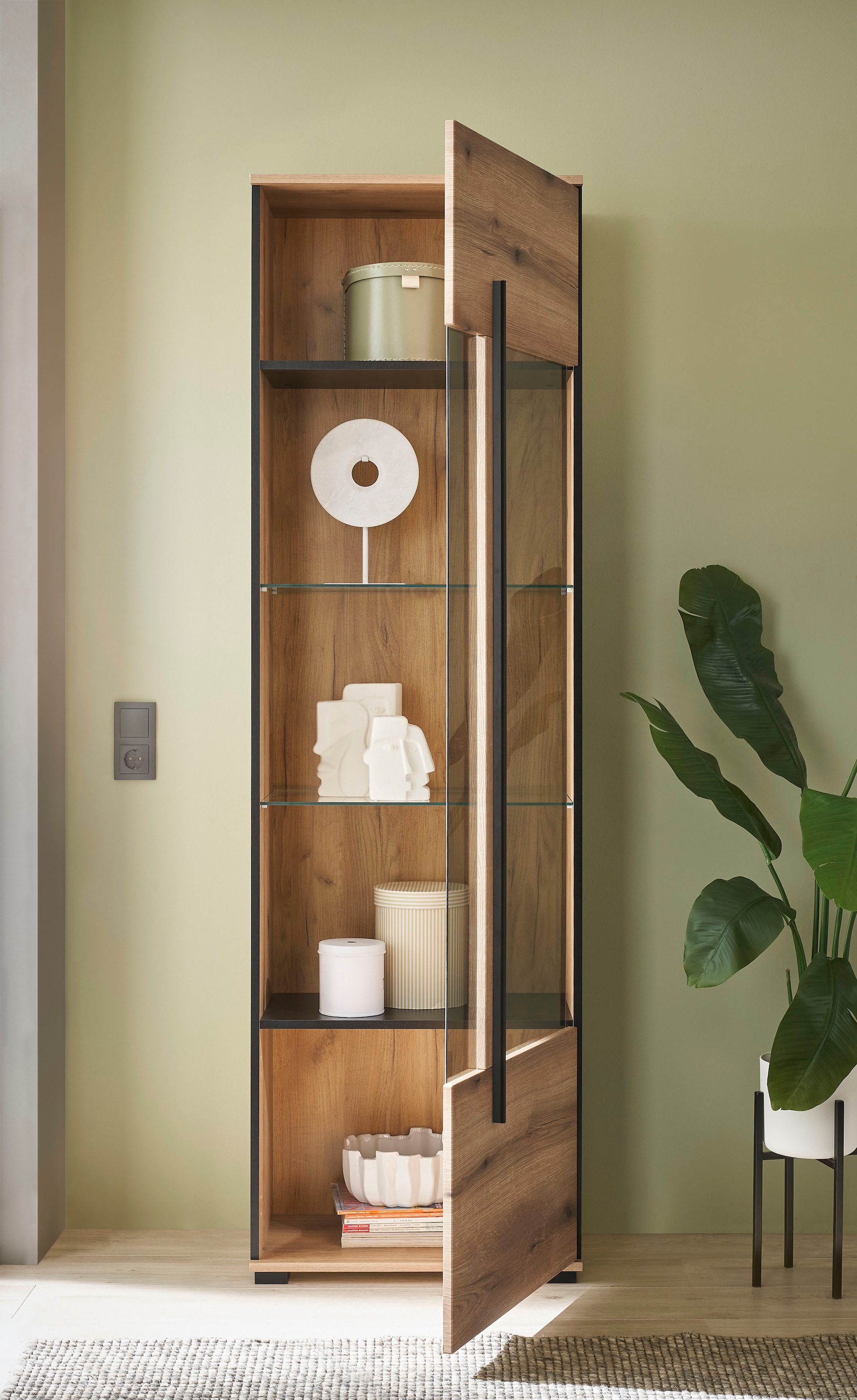 INOSIGN Vitrine »Cantara, Vitrinenschrank in Eiche Evoke oder weiß, Standvitrine«, schwarzer Stangengriff, ausreichend Stauraum, vielseitig einsetzbar