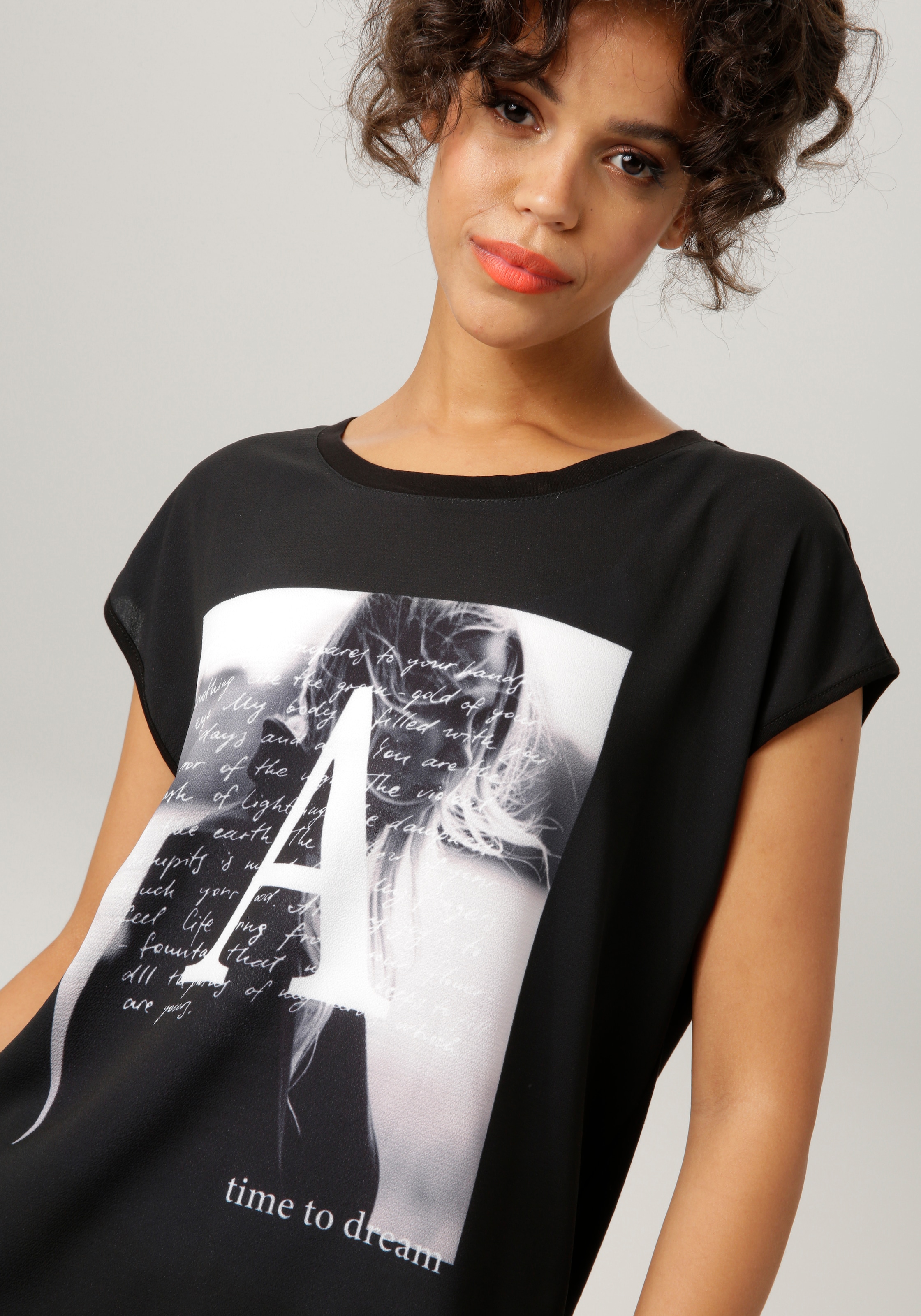 Aniston CASUAL T-Shirt, mit verträumten BAUR kaufen Frontdruck online 