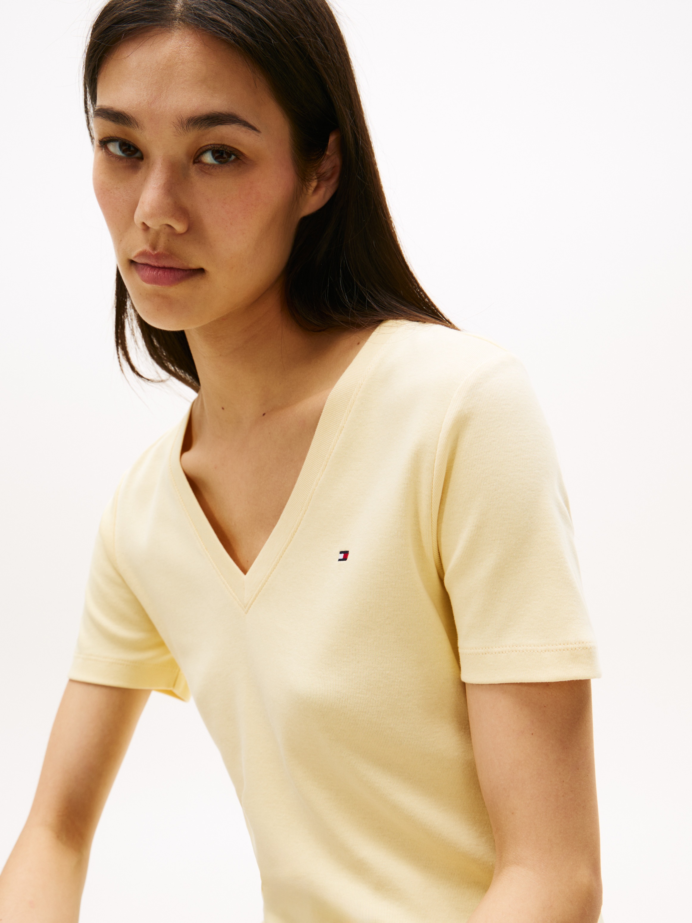 Tommy Hilfiger T-Shirt "SLIM CODY V-NK SS", mit Logostickerei günstig online kaufen