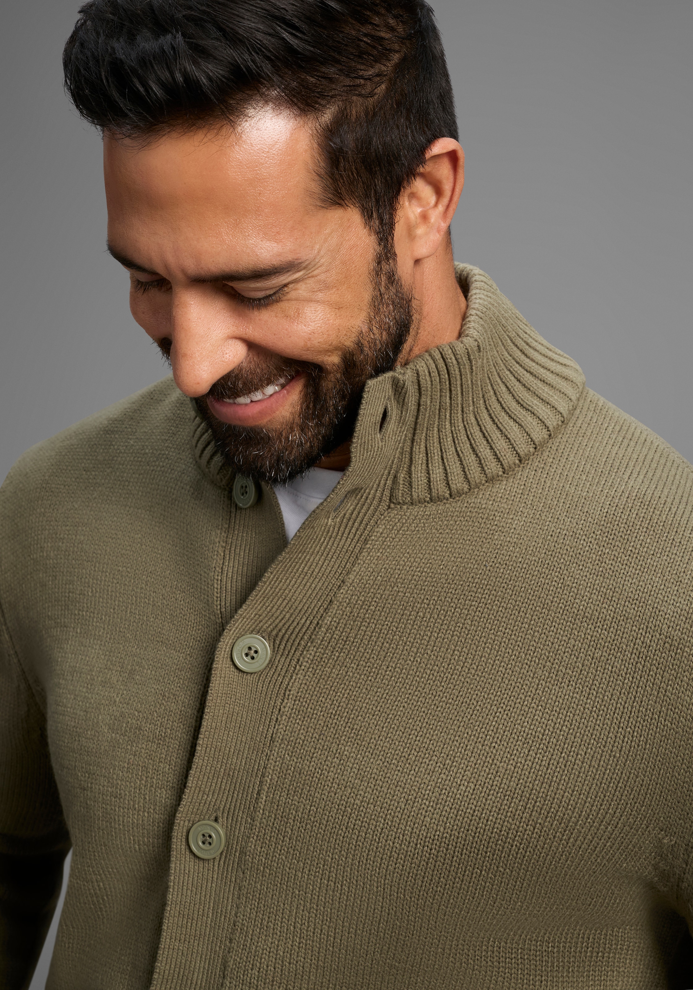 Man's World Strickjacke »Neue Kollektion! Highlight mit Knöpfen& Taschen« mit Stehkragen,weicher Griff, Perfekt für die kältere Jahreszeit