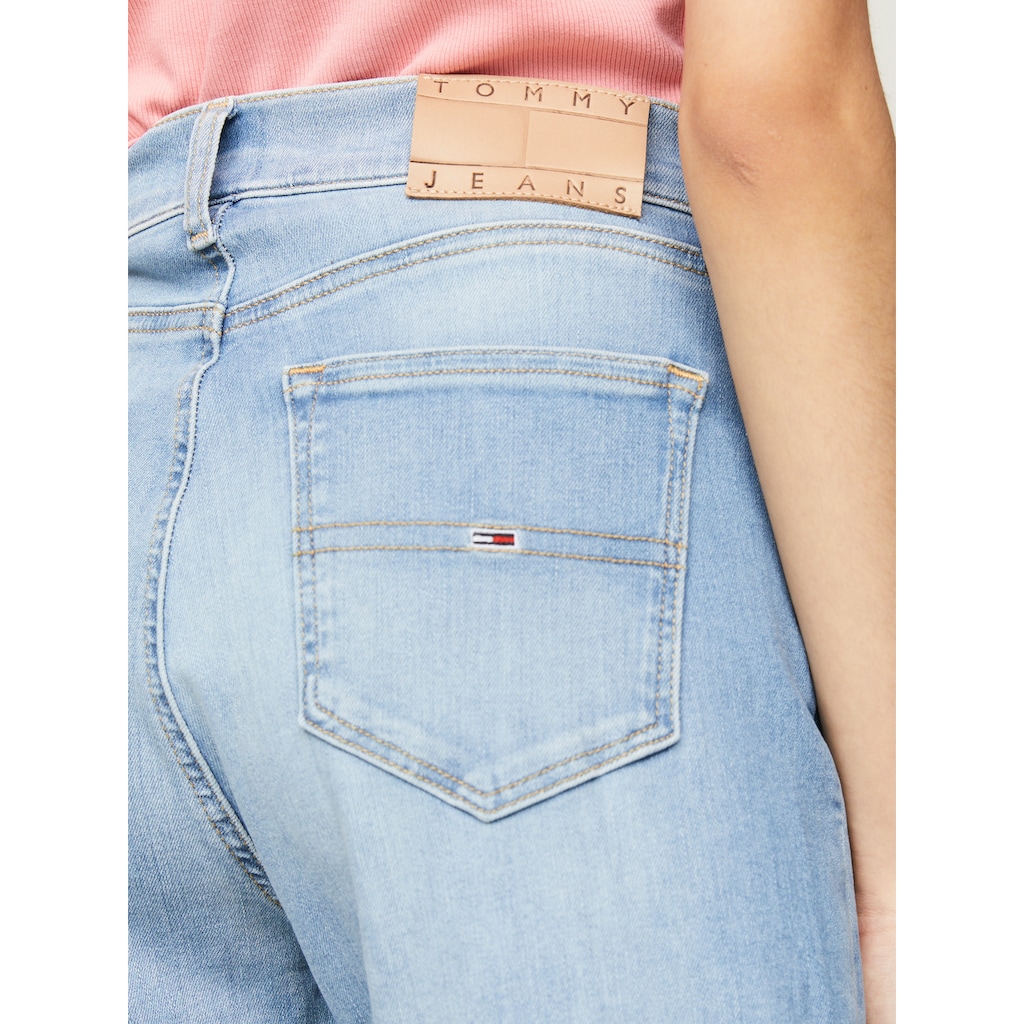Tommy Jeans Bequeme Jeans »Sylvia«, mit Markenlabel