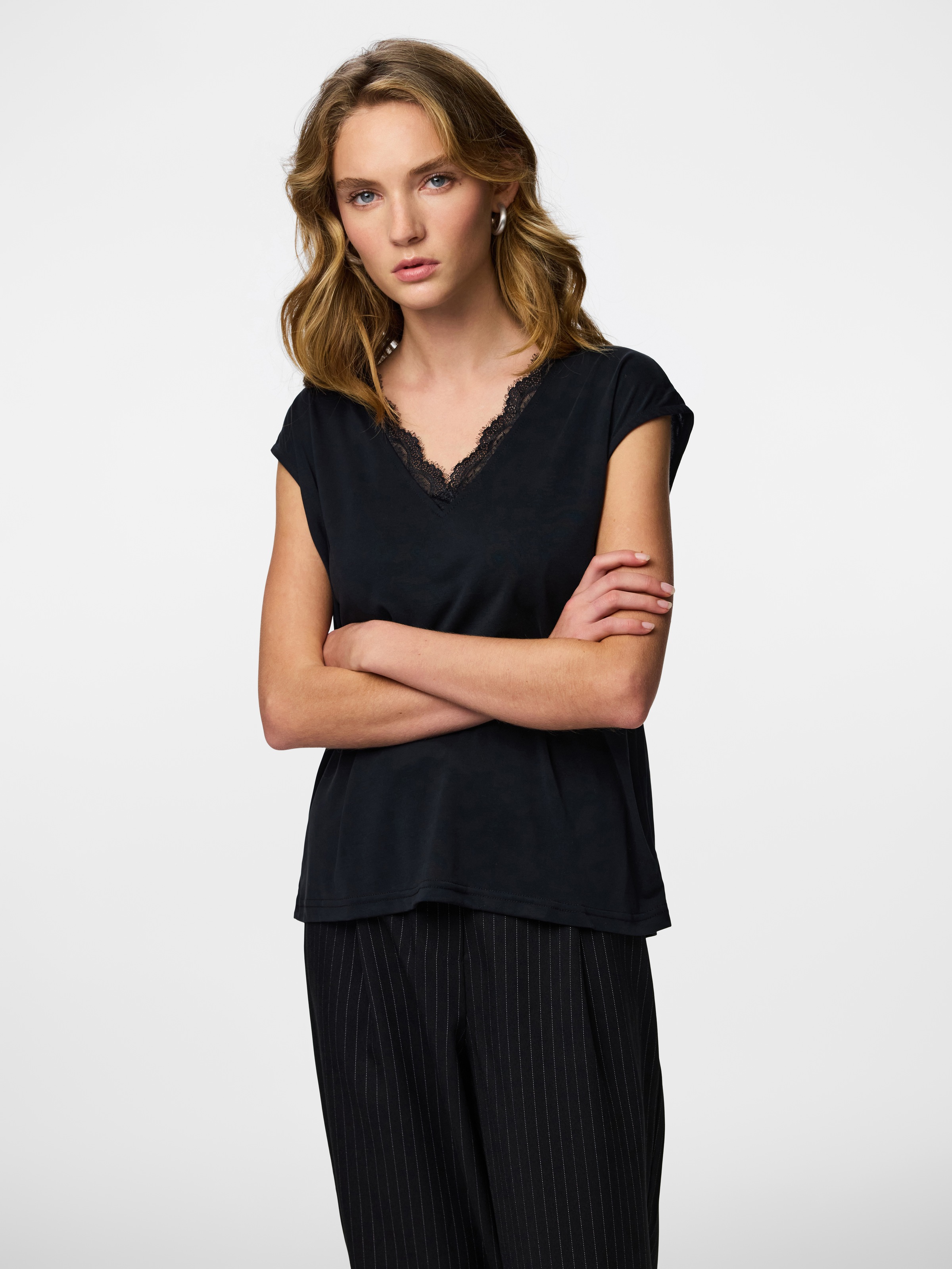 pieces Kurzarmshirt "PCKAMALA LACE V-NECK TEE JRS NOOS BC" günstig online kaufen