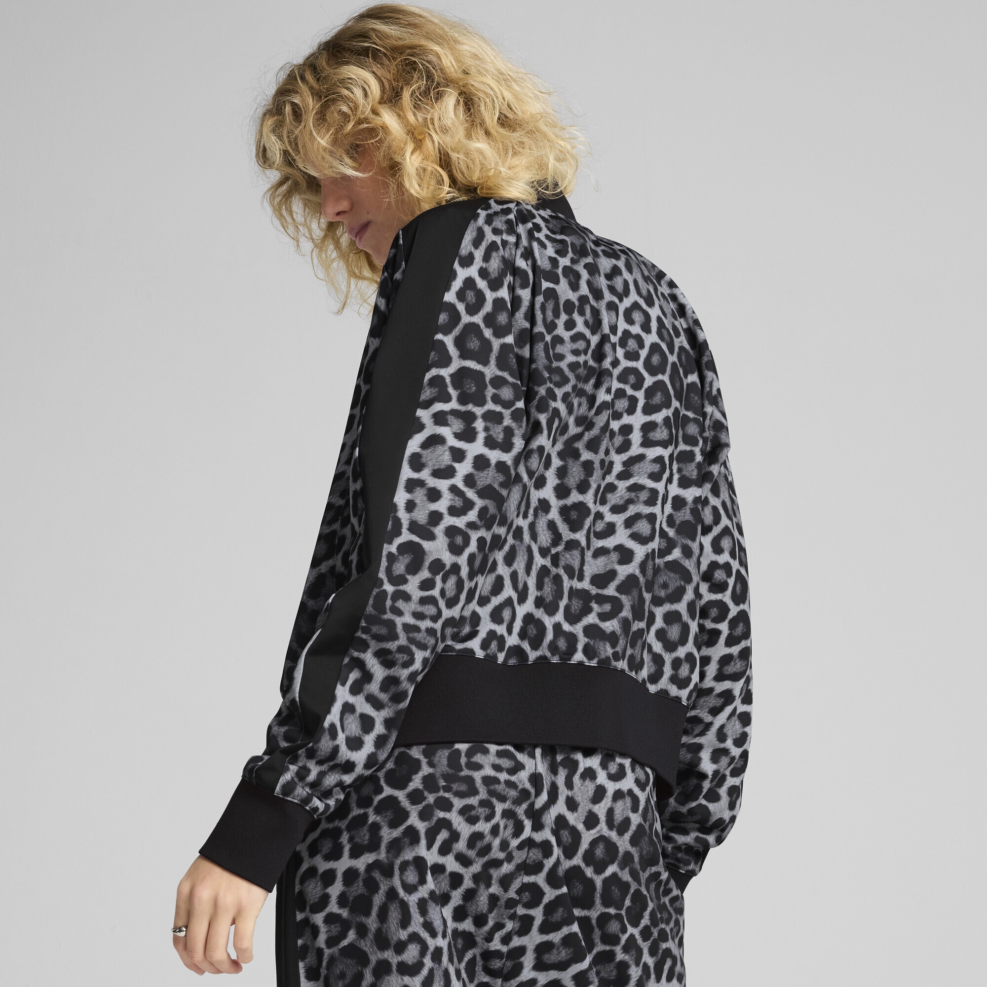 PUMA Trainingsjacke »T7 LEO LUXE Kurze Trainingsjacke mit Allover-Print Damen«