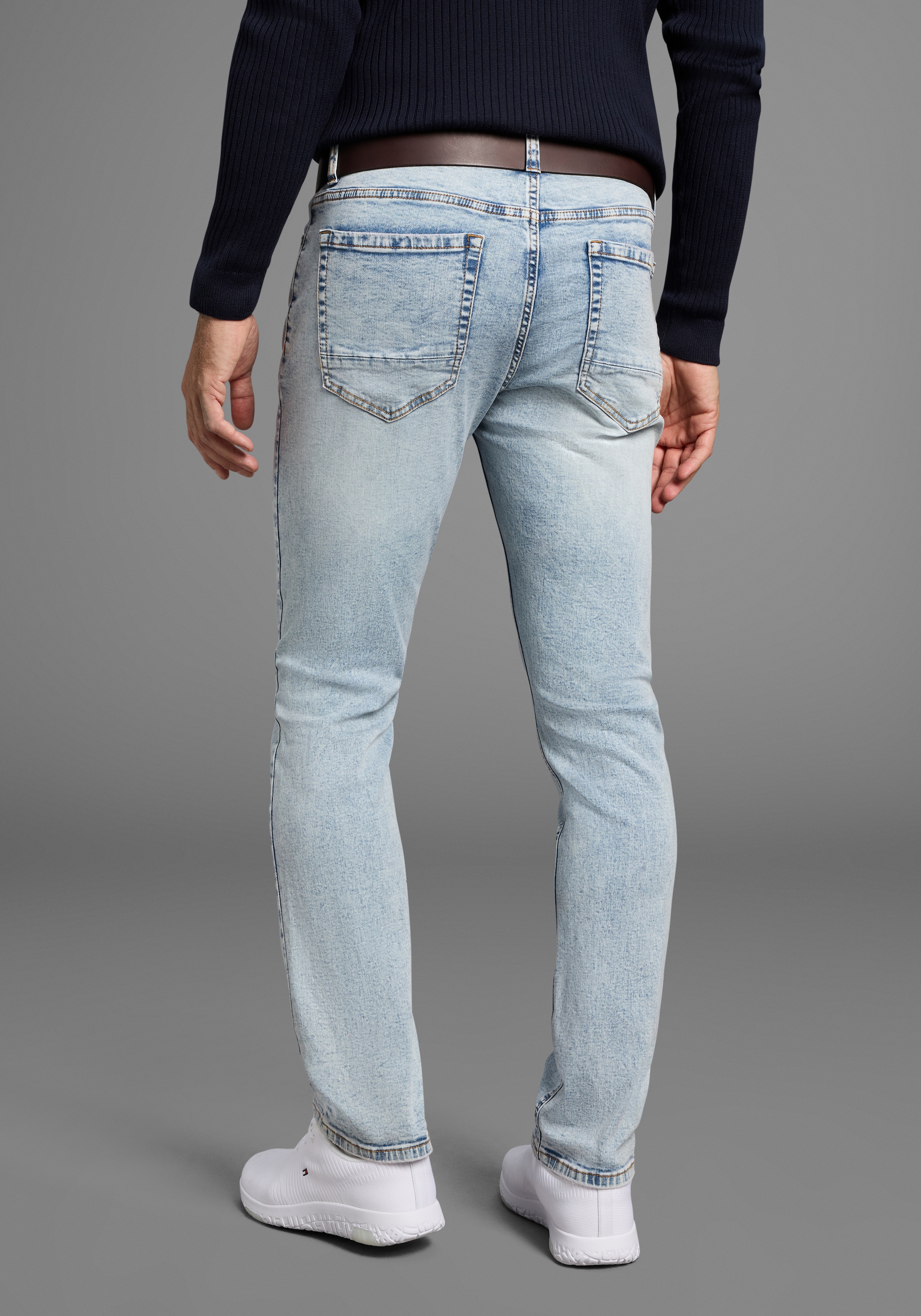 Bruno Banani Straight-Jeans »Hutch«, gerade Beinform, teilweise mit modischen Destroyed-Effekten