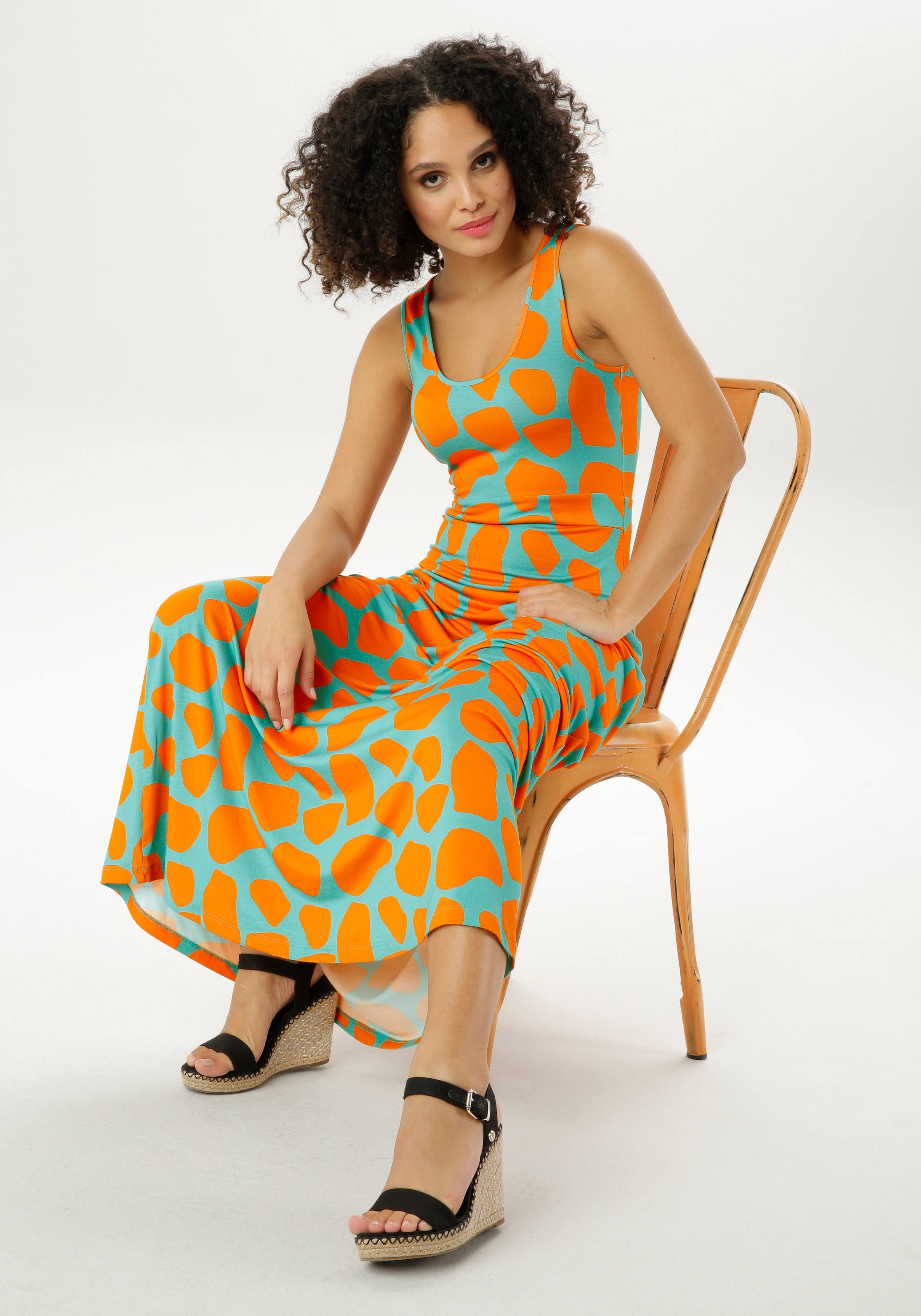 Aniston CASUAL Sommerkleid, mit für NEUE BAUR kaufen farbintensivem - Druck extravagantem, | KOLLEKTION