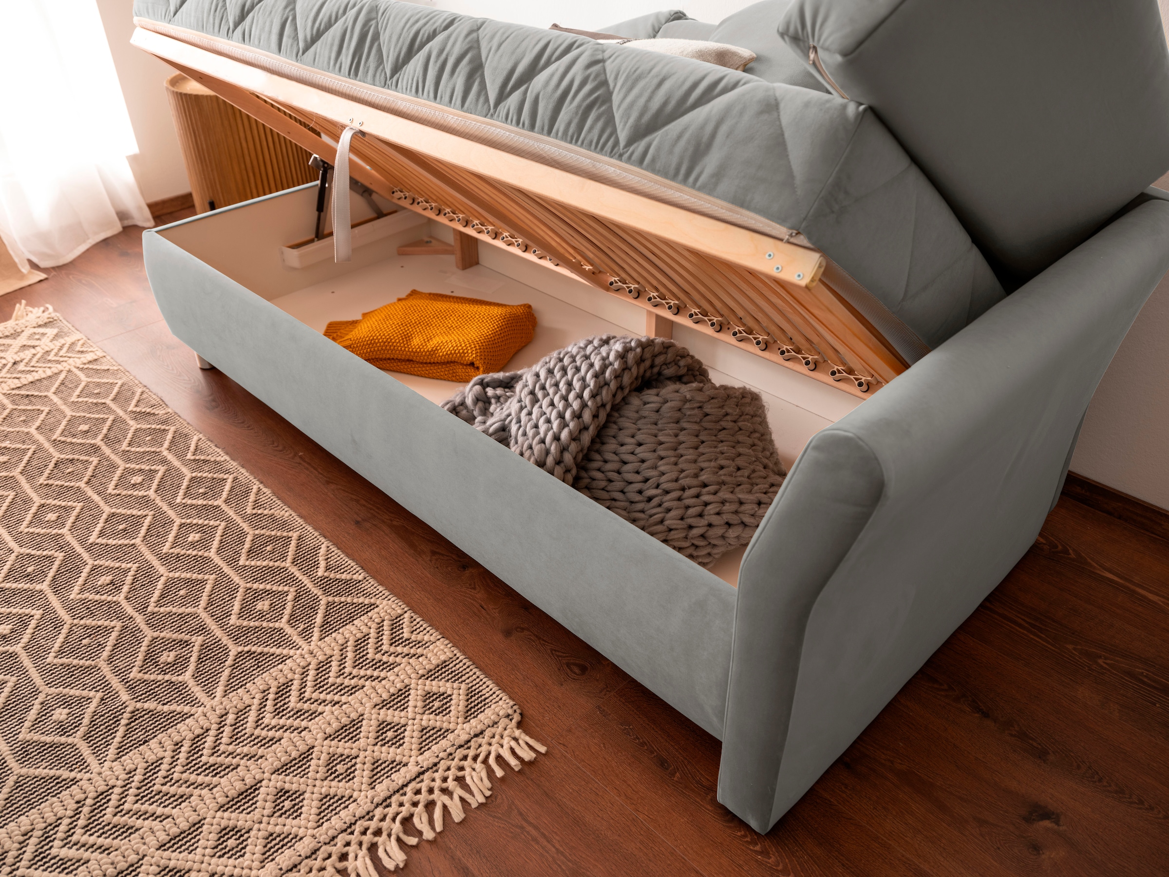 alina Schlafsofa, Bettkasten, Zierkissen-Set aus: 2 Stk. 40x40cm, 1 Stk. 30x30cm