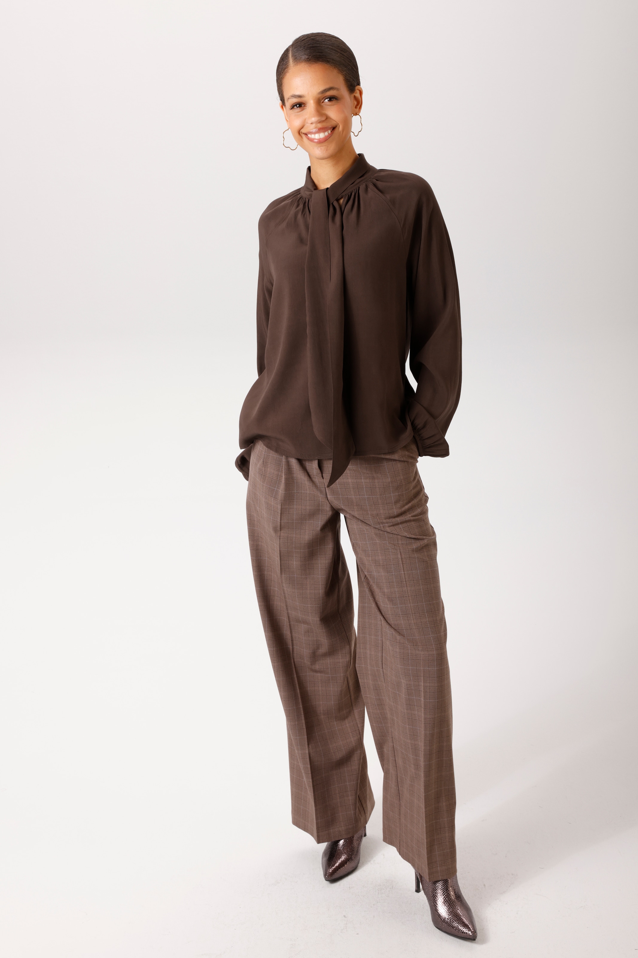 Aniston CASUAL Schlupfbluse mit dekorativer Schluppe am V-Ausschnitt - NEUE KOLLEKTION