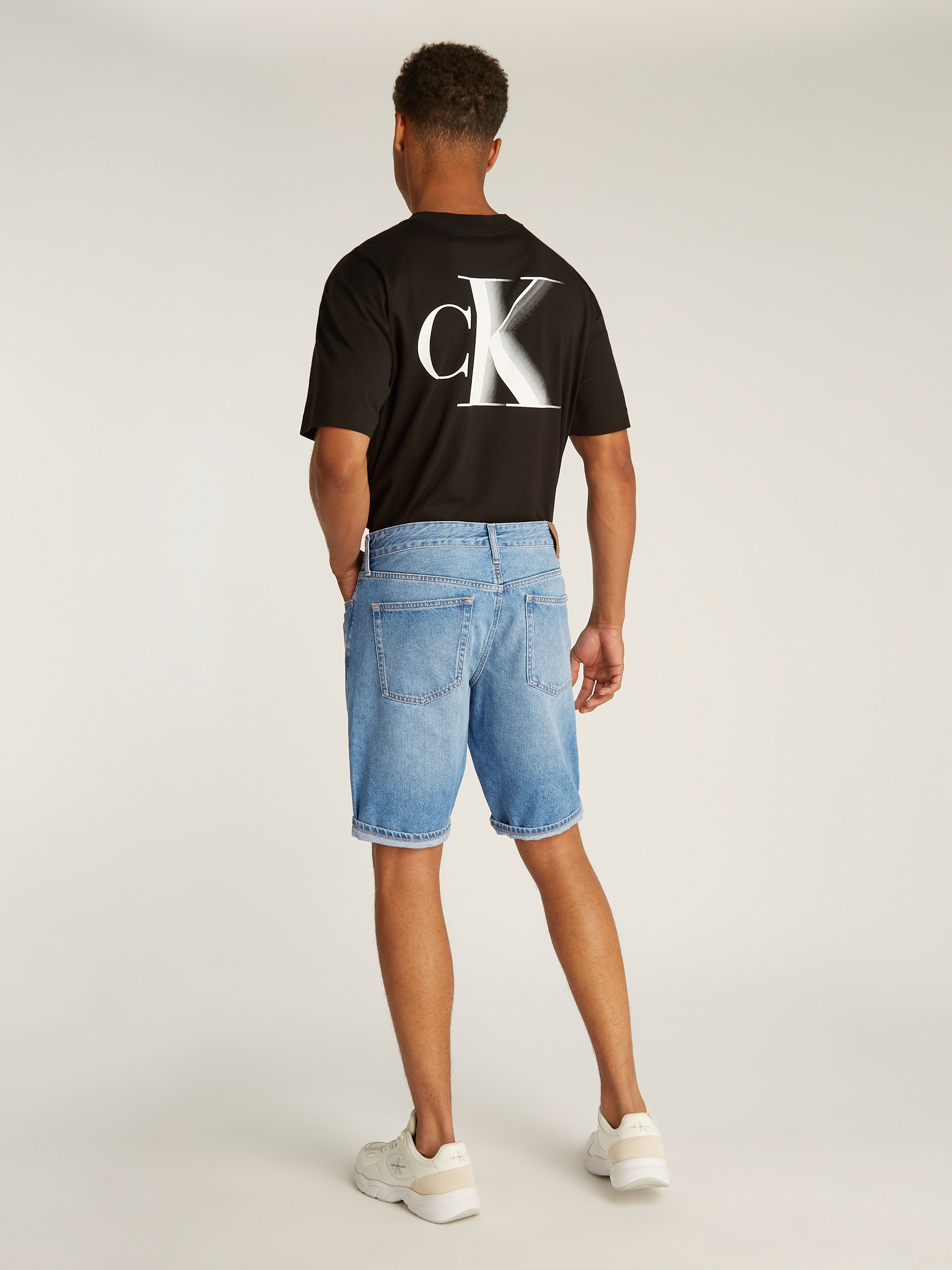 Calvin Klein Jeans Shorts »REGULAR SHORT«, in mittelblauer Waschung