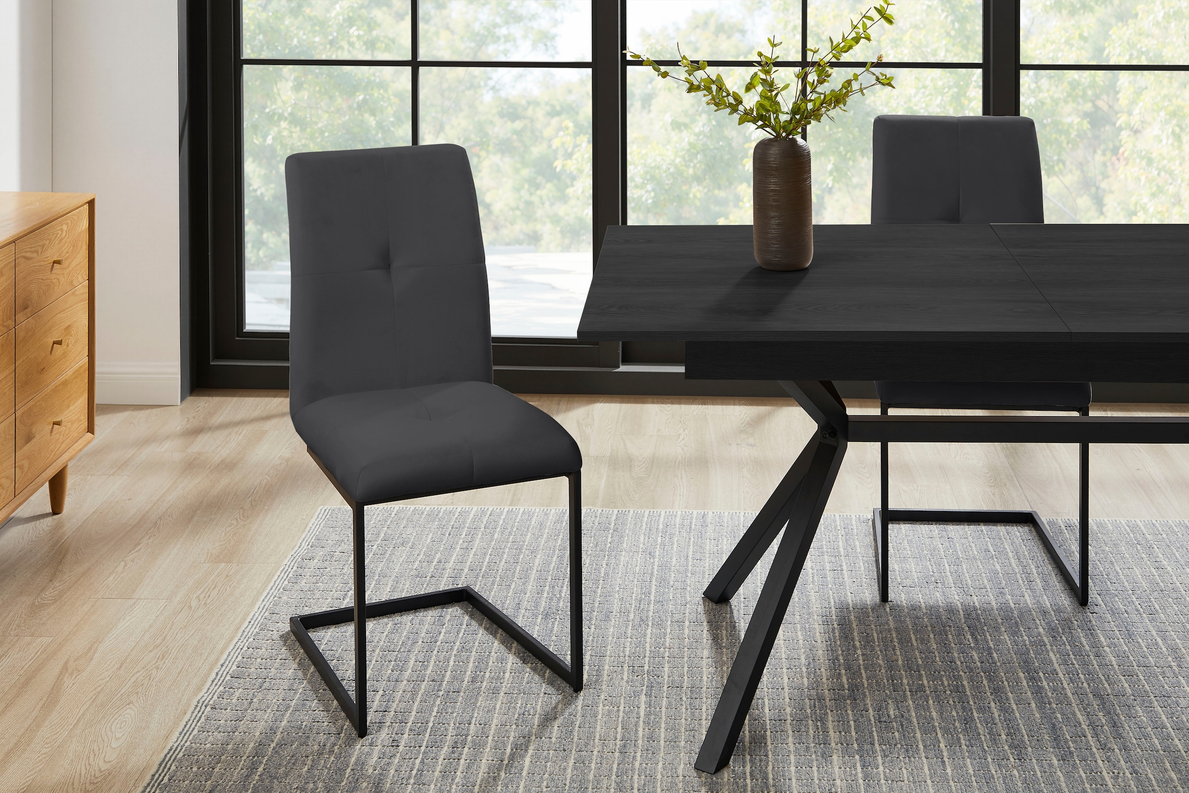 OTTO home Esszimmerstuhl »Vendy«, (Set), 2 St., Samtstoff Velvet, mit verstellbaren Füßen und robustem, pulverbeschichtetem Gestell.