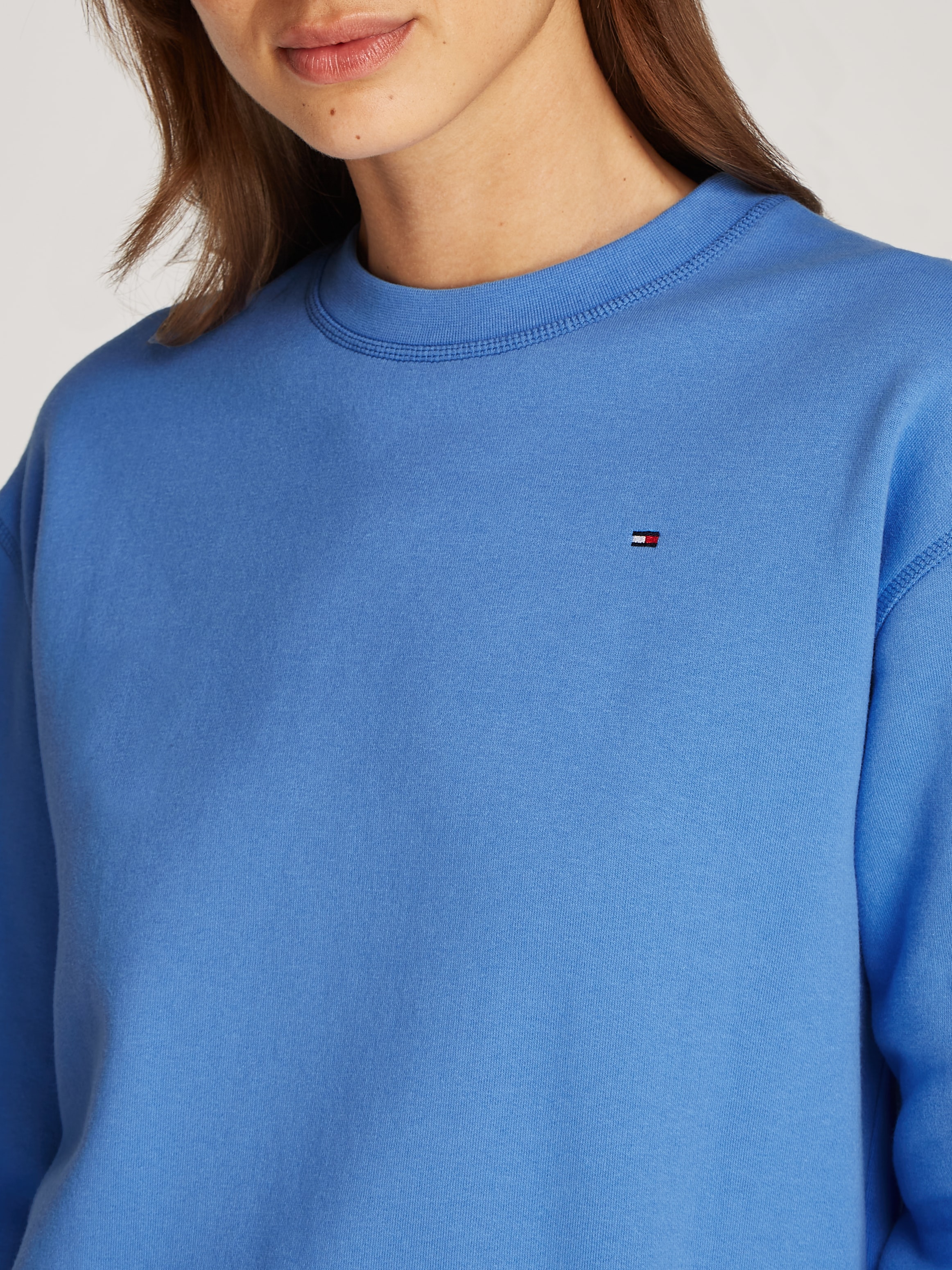 Tommy Hilfiger Sweatshirt »REG FLAG ON CHEST SWTSHRT«, mit Logo-Stickerei