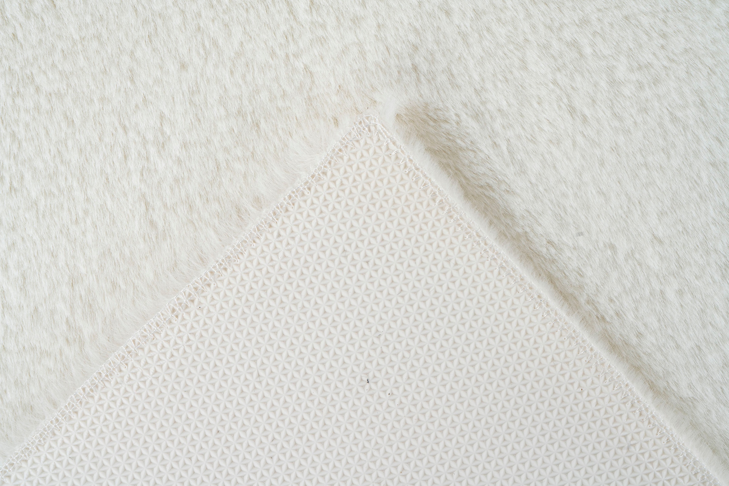 Kayoom Badematte »Rabbit Light«, rutschhemmend beschichtet, fußbodenheizungsgeeignet, weiche Kaninchenfell Haptik, Badezimmer, Kinderzimmer, Schlafzimmer
