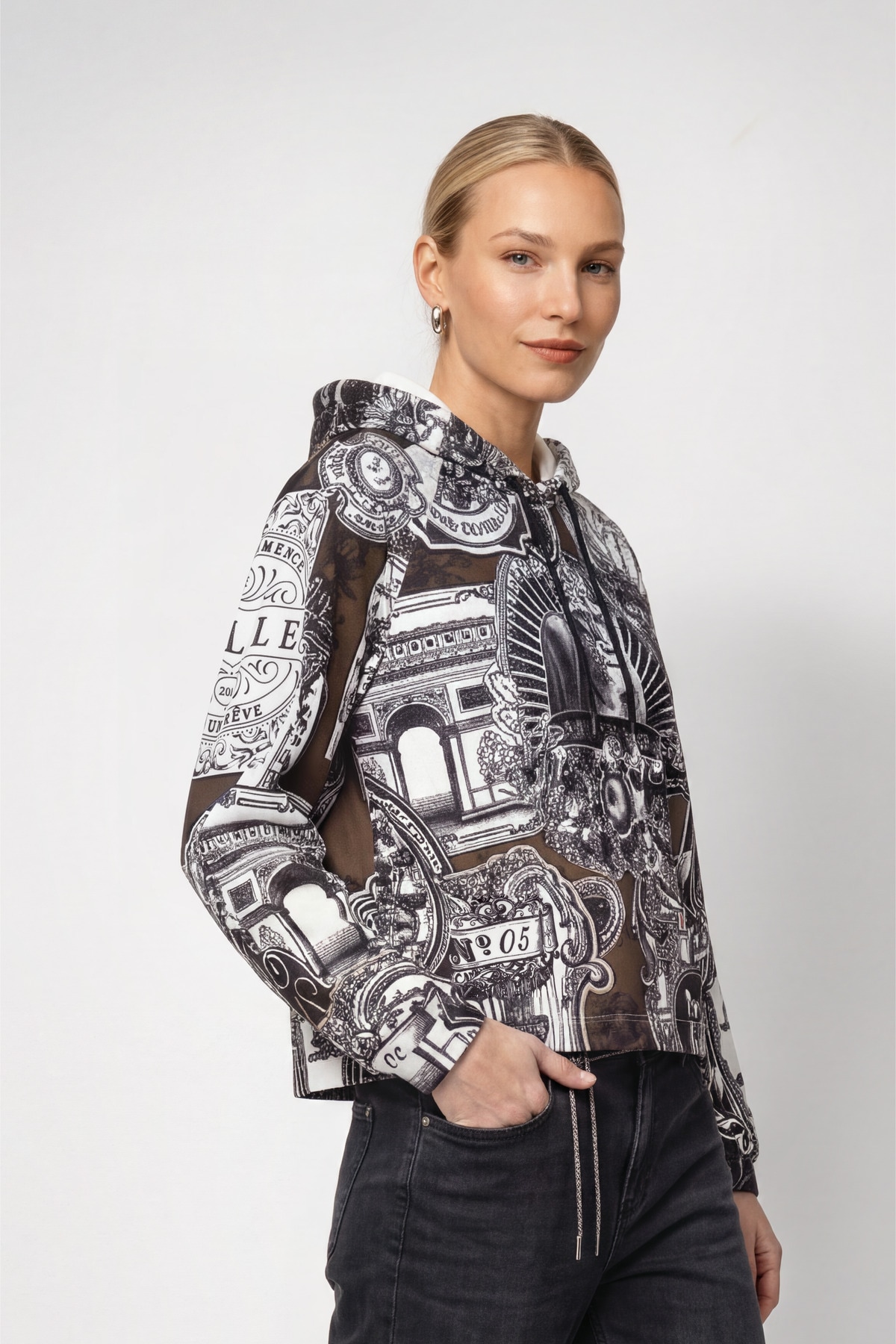 Monari Sweatshirt »Sweatshirt Emblem allover«, Regular fit mit Kapuze
