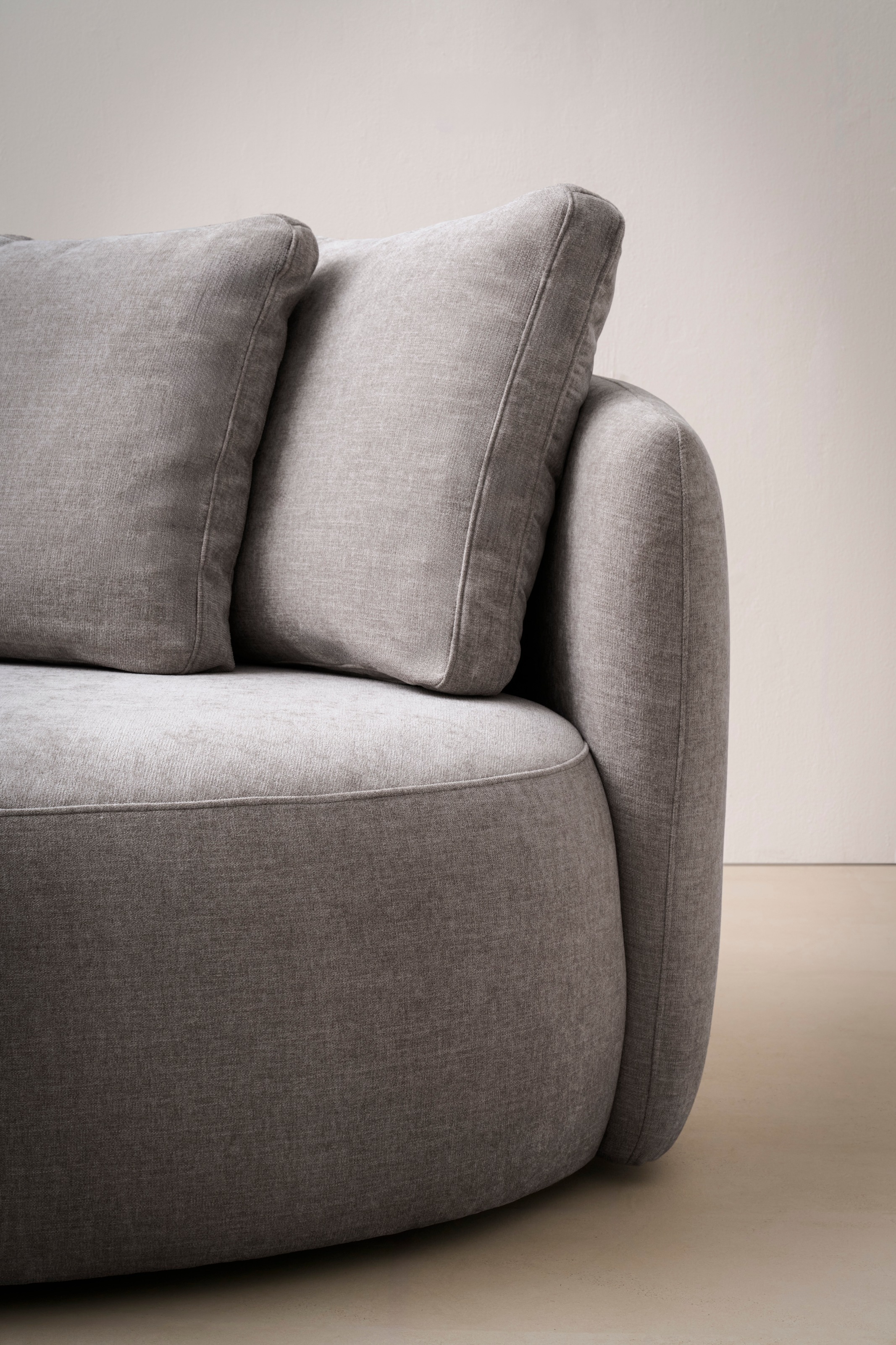 OTTO home 2,5-Sitzer »Kaarl, rundes Loungesofa, Sofa mit Kissen, perfekt gepolstert« Webstoff, in fünf Farben, zeitloses Design, inkl. 5 Rückenkissen
