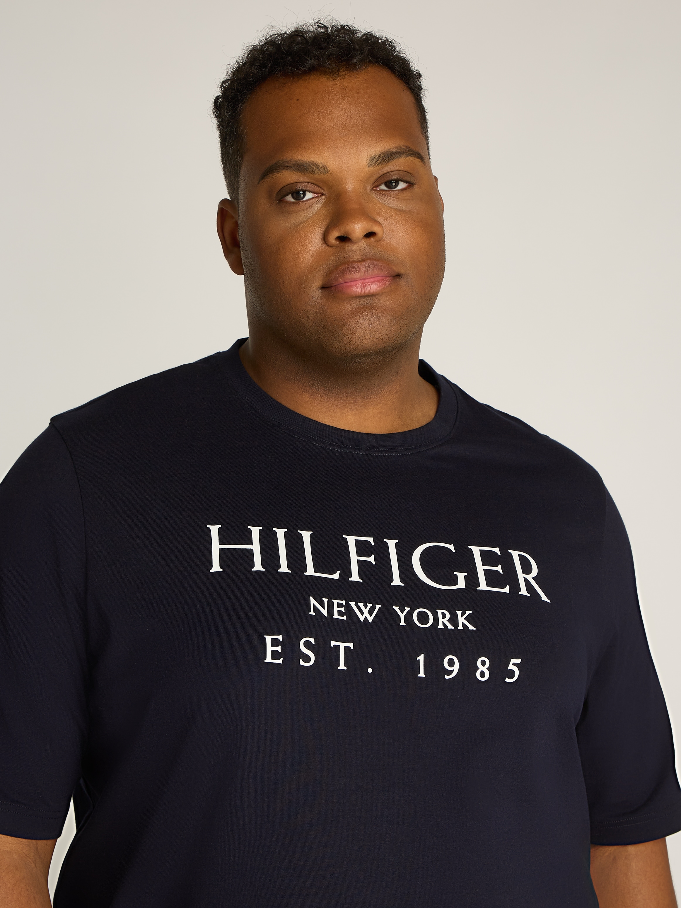 Tommy Hilfiger Big & Tall Rundhalsshirt »BT-BIG HILFIGER TEE-T«, in Großen Größen, mit Logoschriftzug, Rundhals