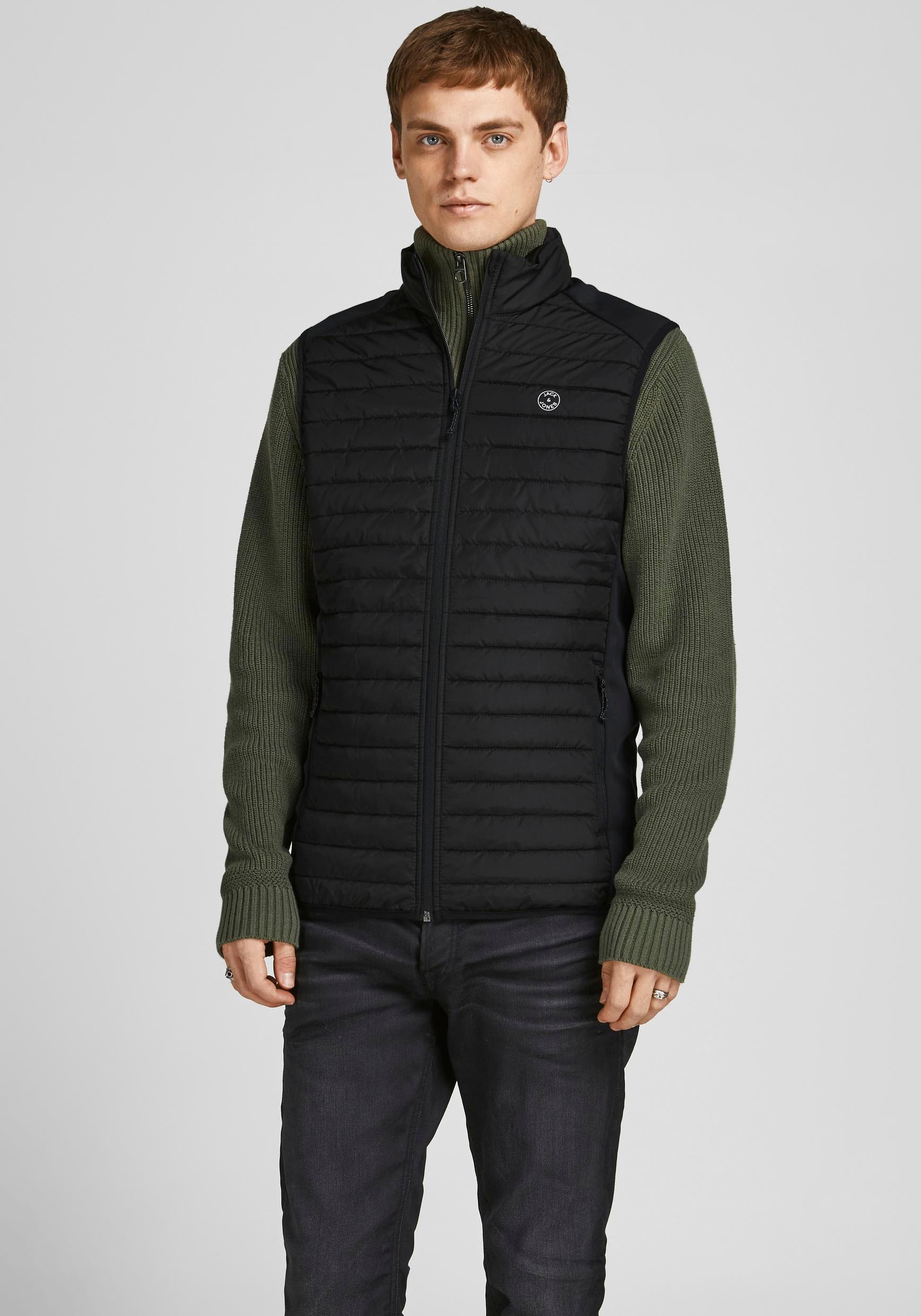 Jack & Jones Steppweste "JJEMULTI mit Logoprint, hohem Kragen und Eingrifft günstig online kaufen