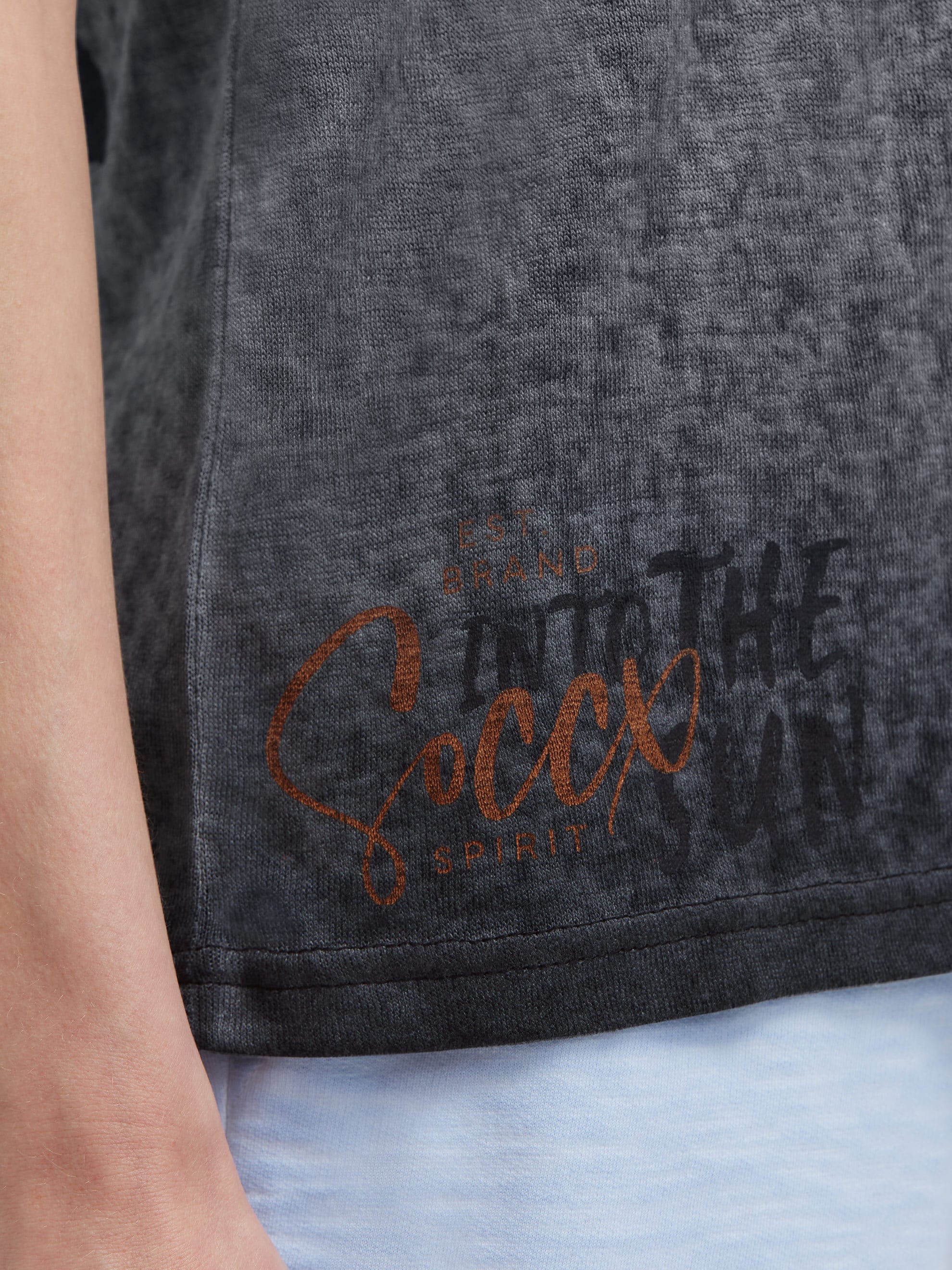 SOCCX V-Shirt mit fixierten Turn-Up-Ärmeln