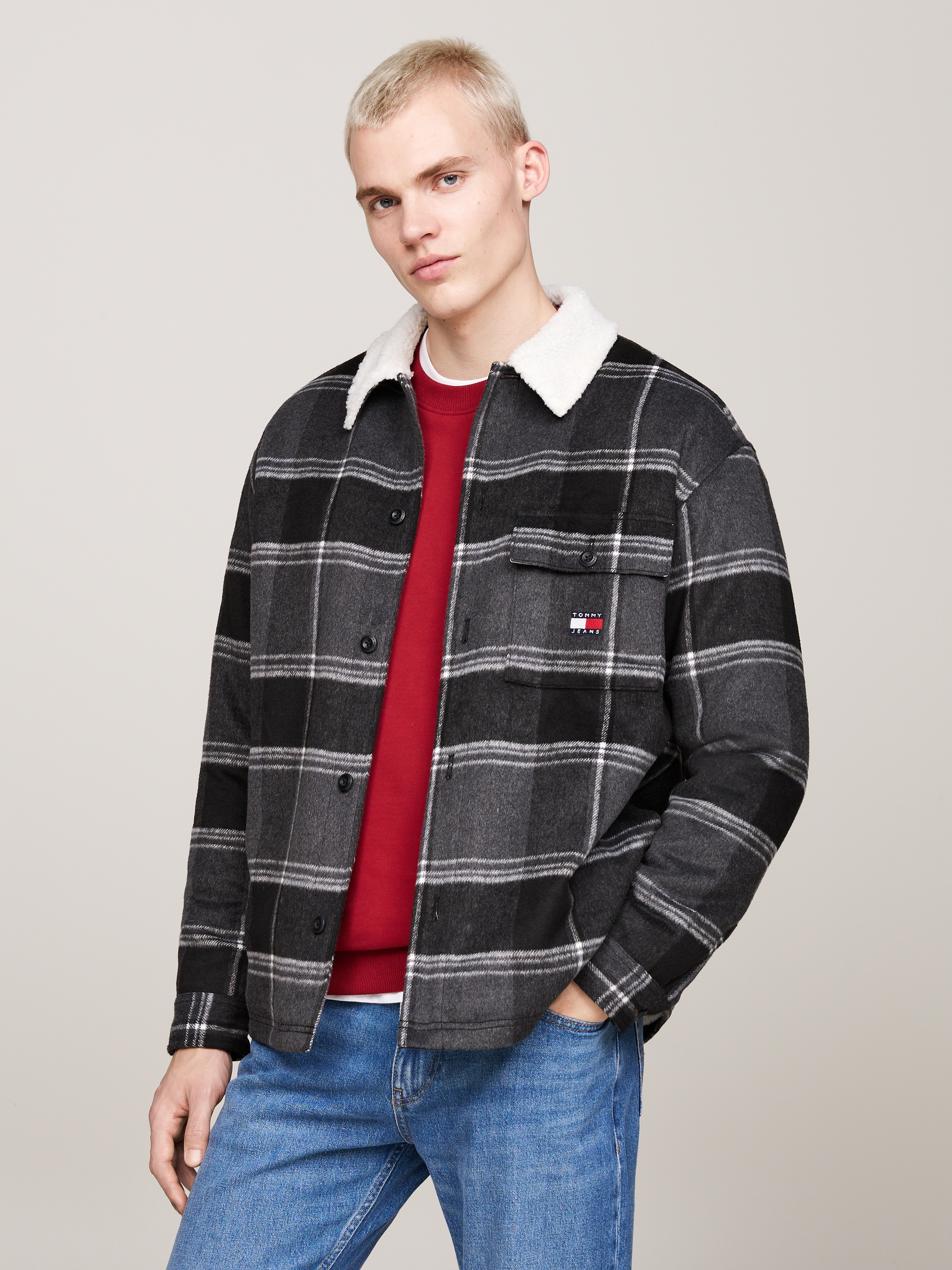 Tommy Jeans Hemdjacke "TJM CHECK SHERPA OVERSHIRT EXT", mit Sherpa-Einsatz am Kragen