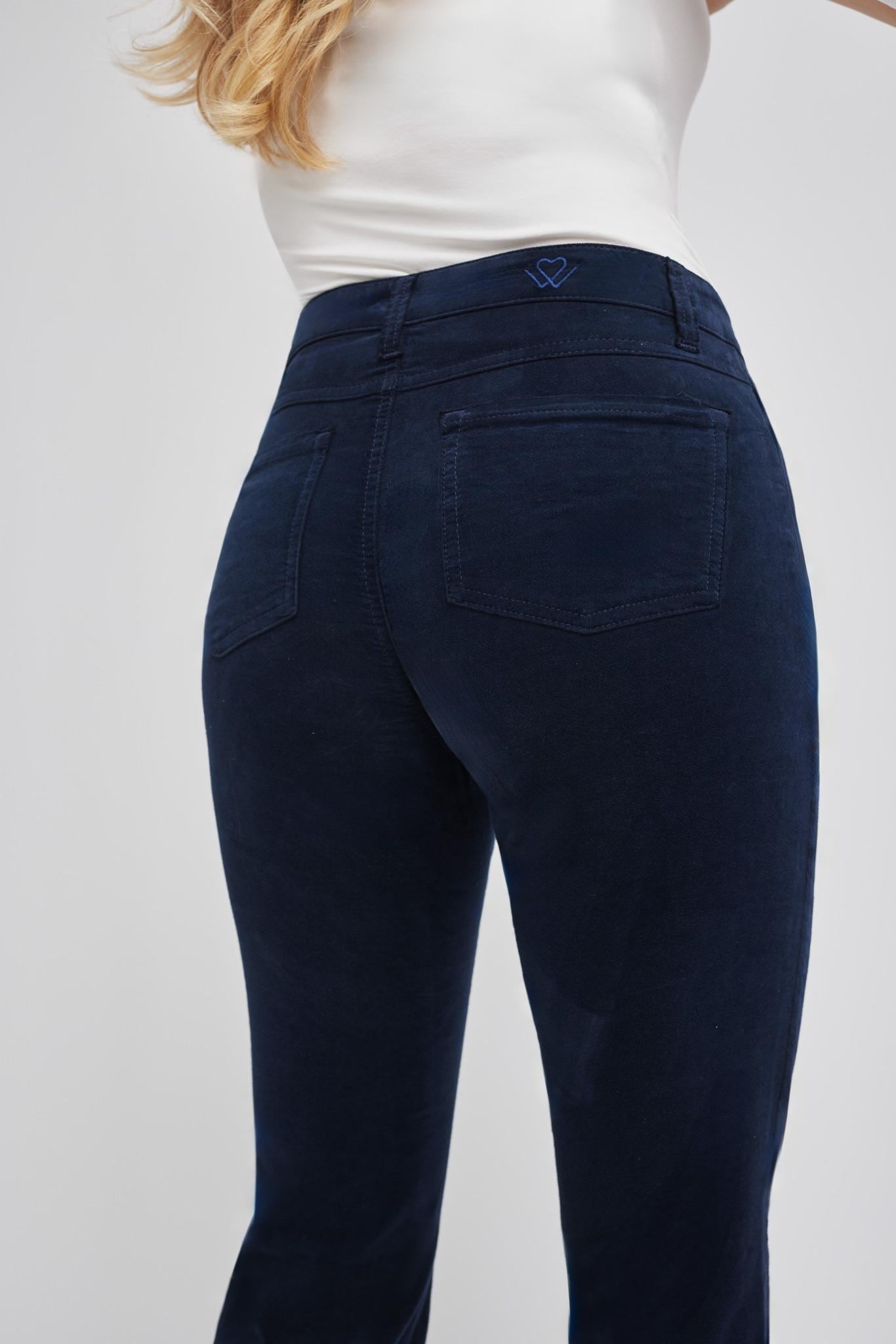 wonderjeans Bootcut-Jeans, Figurbetonte Form mit leicht ausgestelltem Bein