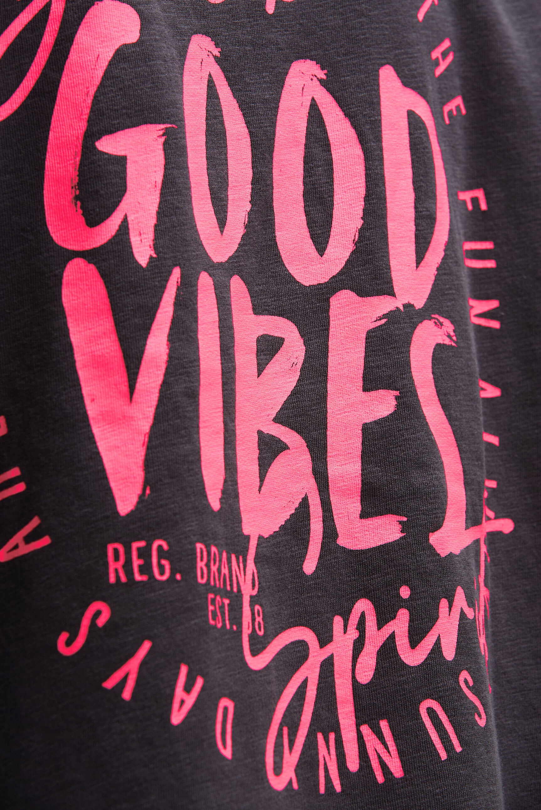 SOCCX Rundhalsshirt mit längerer Rückenpartie