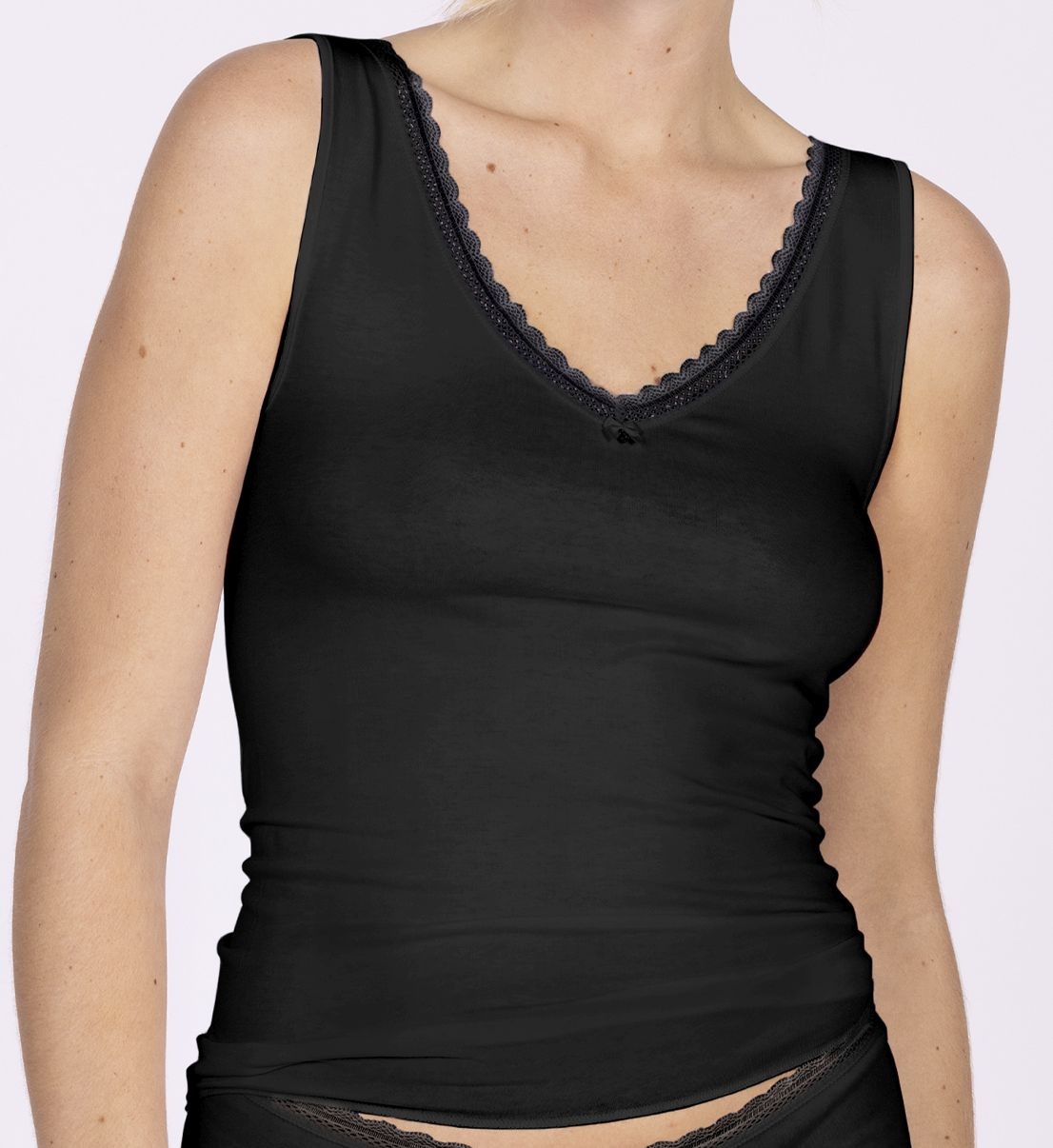 Thumbnail - Nina Von C. Achselhemd "Simply" basic, weich, elastisch, bequem, eng, mit Spitze, V-Ausschnitt