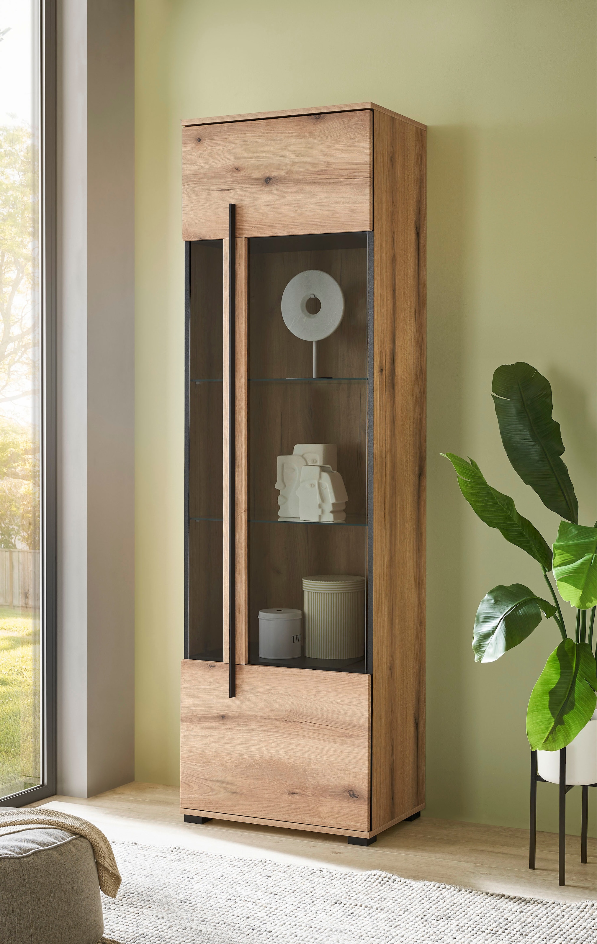 INOSIGN Vitrine »Cantara, Vitrinenschrank in Eiche Evoke oder weiß, Standvitrine«, schwarzer Stangengriff, ausreichend Stauraum, vielseitig einsetzbar