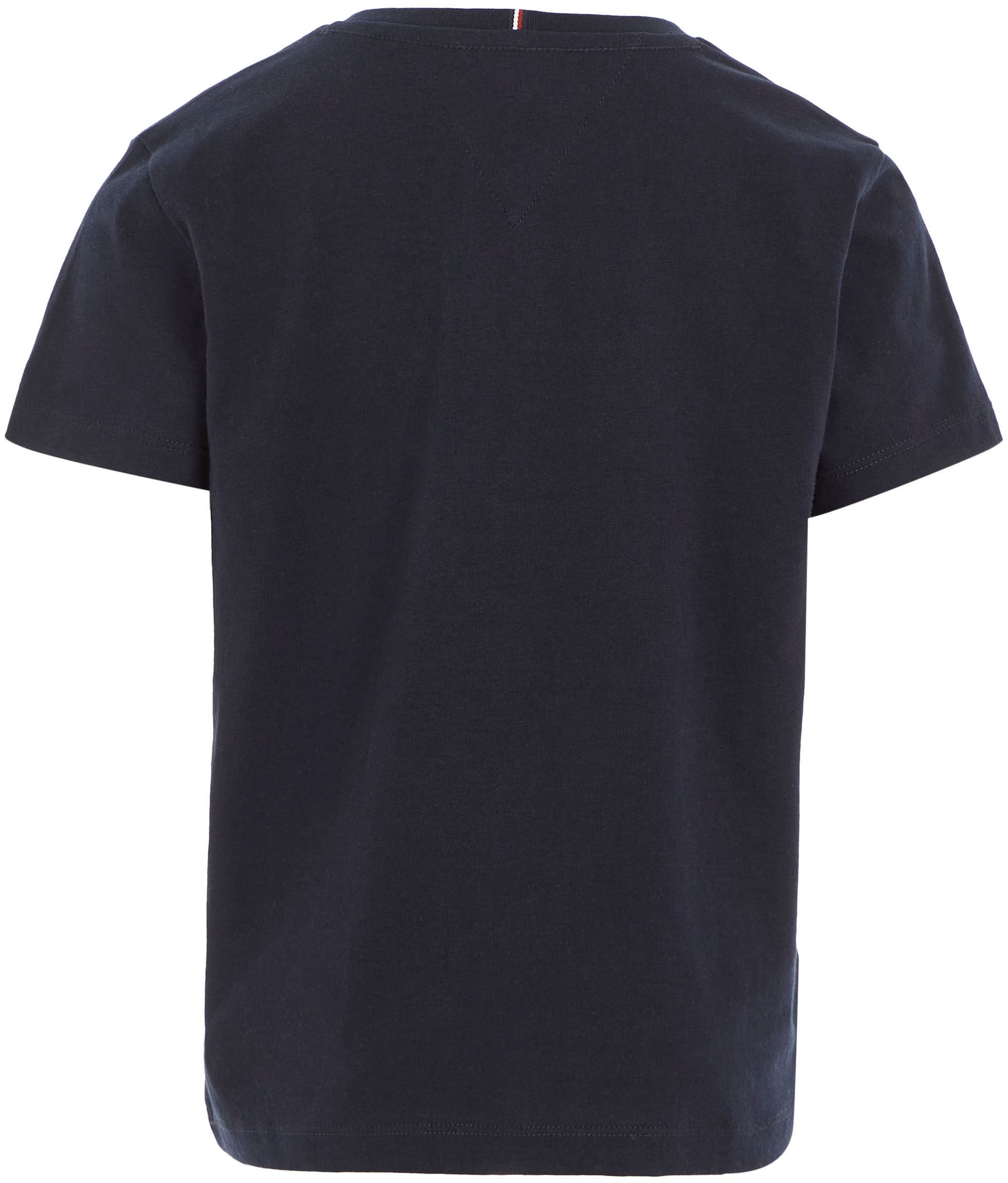 Tommy Hilfiger T-Shirt »MONOTYPE TEE | mit S/S«, Brust auf BAUR Logoschriftzug Hilfiger- der modischem bestellen
