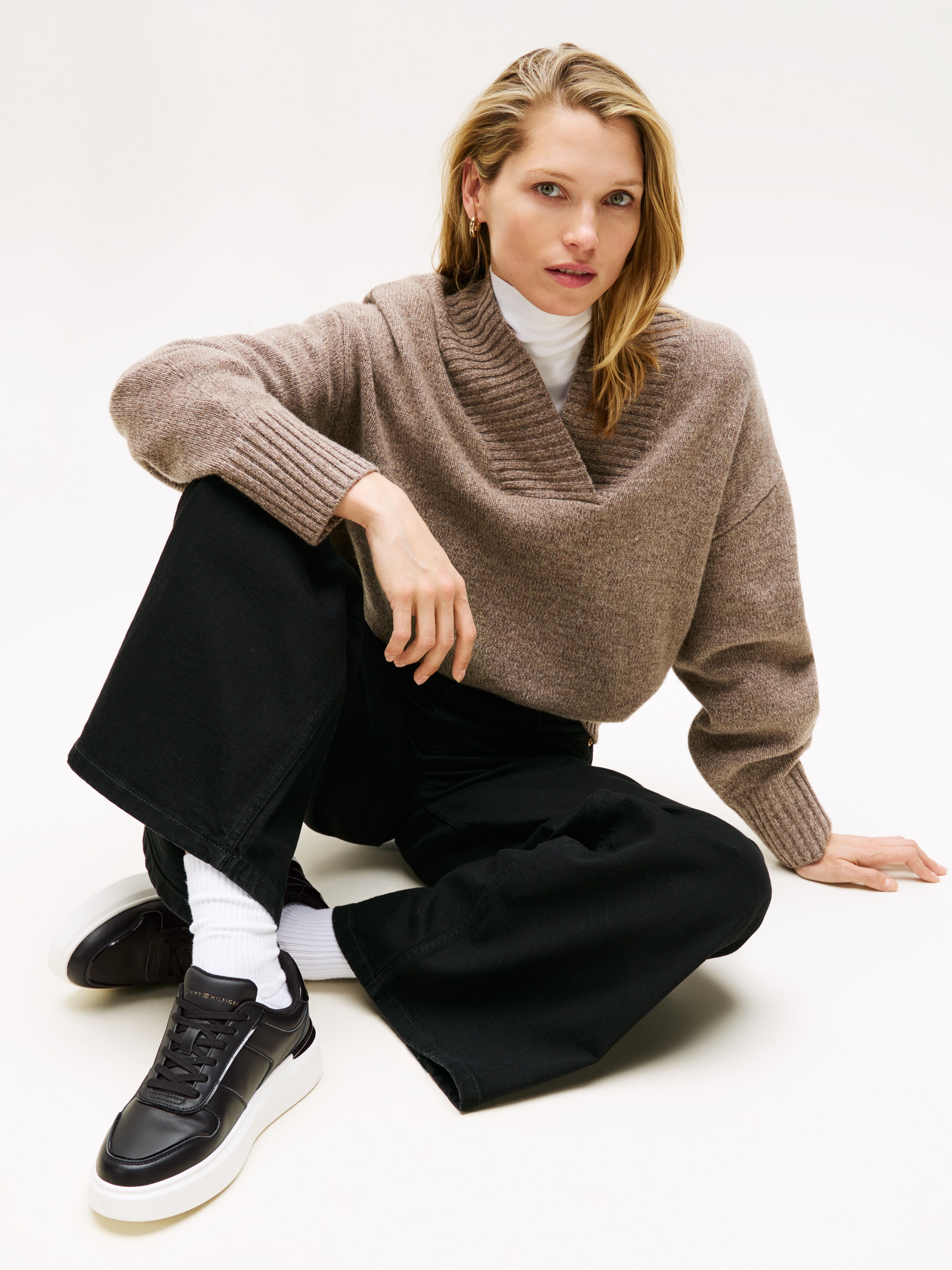 Tommy Hilfiger Plateausneaker »PATENT PLATFORM SNEAKER«, Freizeitschuh, Halbschuh, Schnürschuh mit Ziernähten