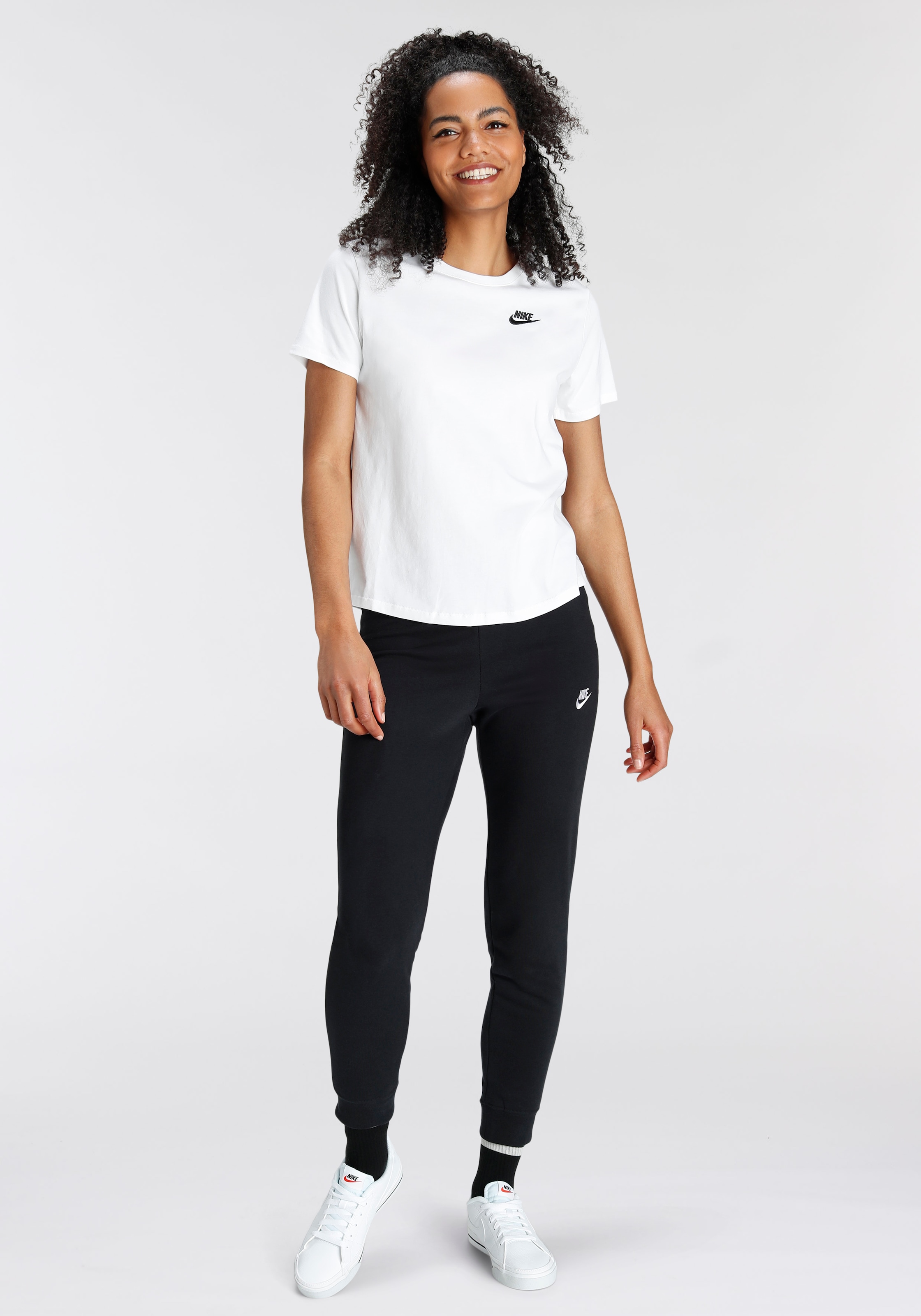 Nike Sportswear T-Shirt »CLUB ESSENTIALS WOMEN'S T-SHIRT«