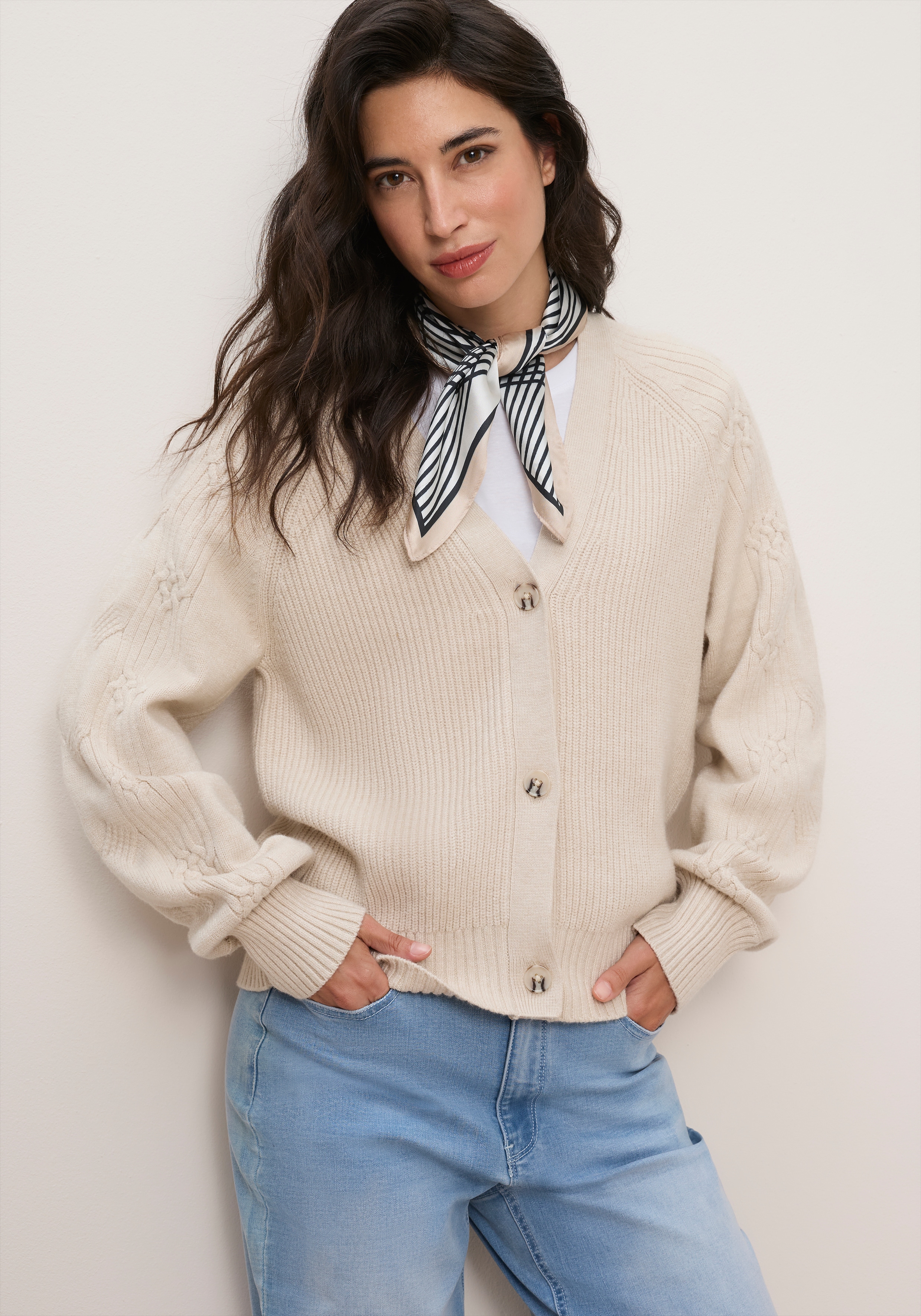 Tamaris Strickjacke "mit V-Ausschnitt und Zopfstrickmuster" aus weicher Viskosemischung