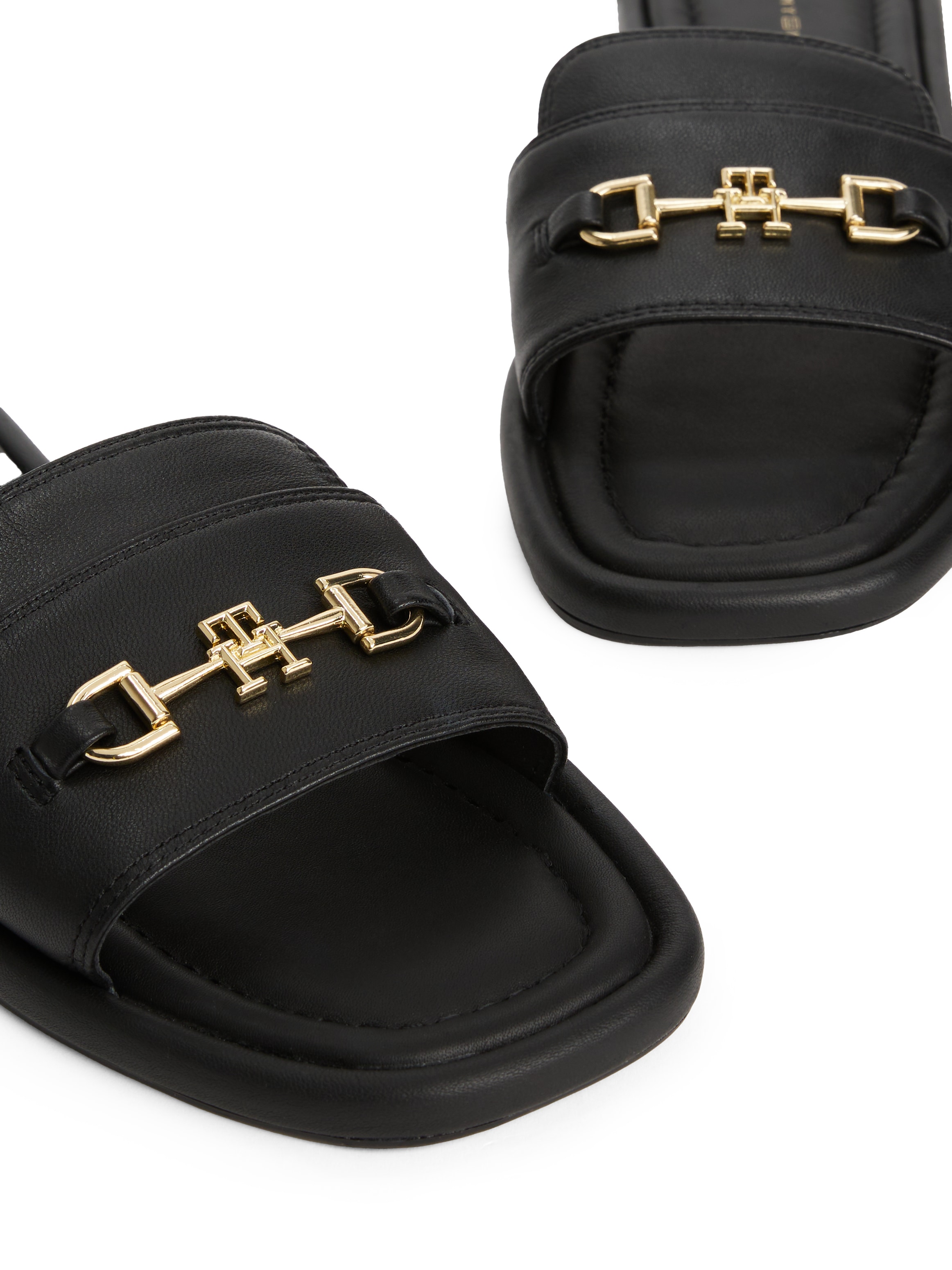 Tommy Hilfiger Pantolette »LEATHER HORSEBIT MULE«, Flats, Sommerschuh, Bequemschuh mit goldfarbener Zierspange