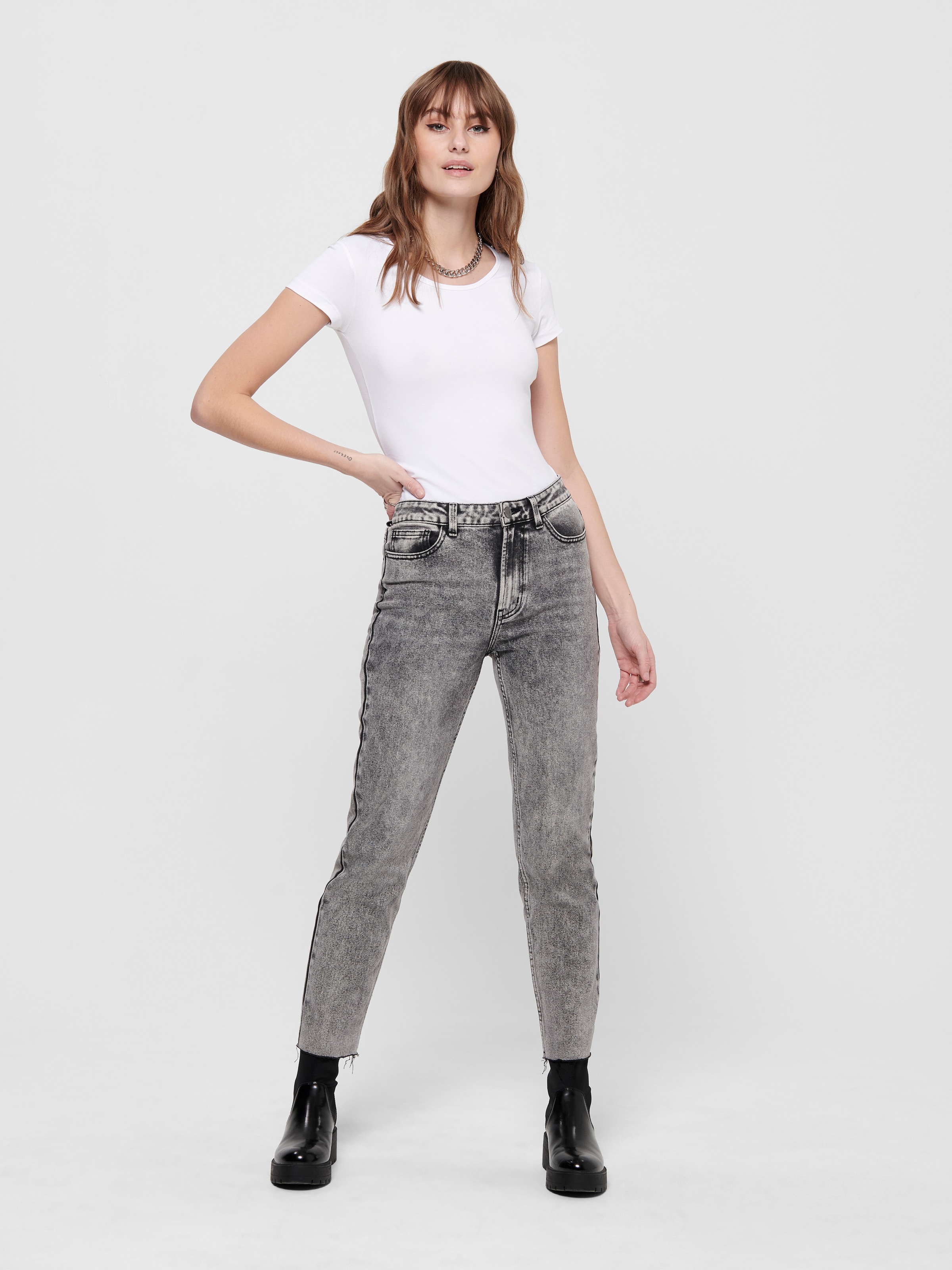 ONLY Rundhalsshirt »ONLLIVE – Rundhalsshirt mit figurbetonter Silhouette« sehr figurbetont, modisch, Baumwollmischung, Jersey, tiefer Rundhals