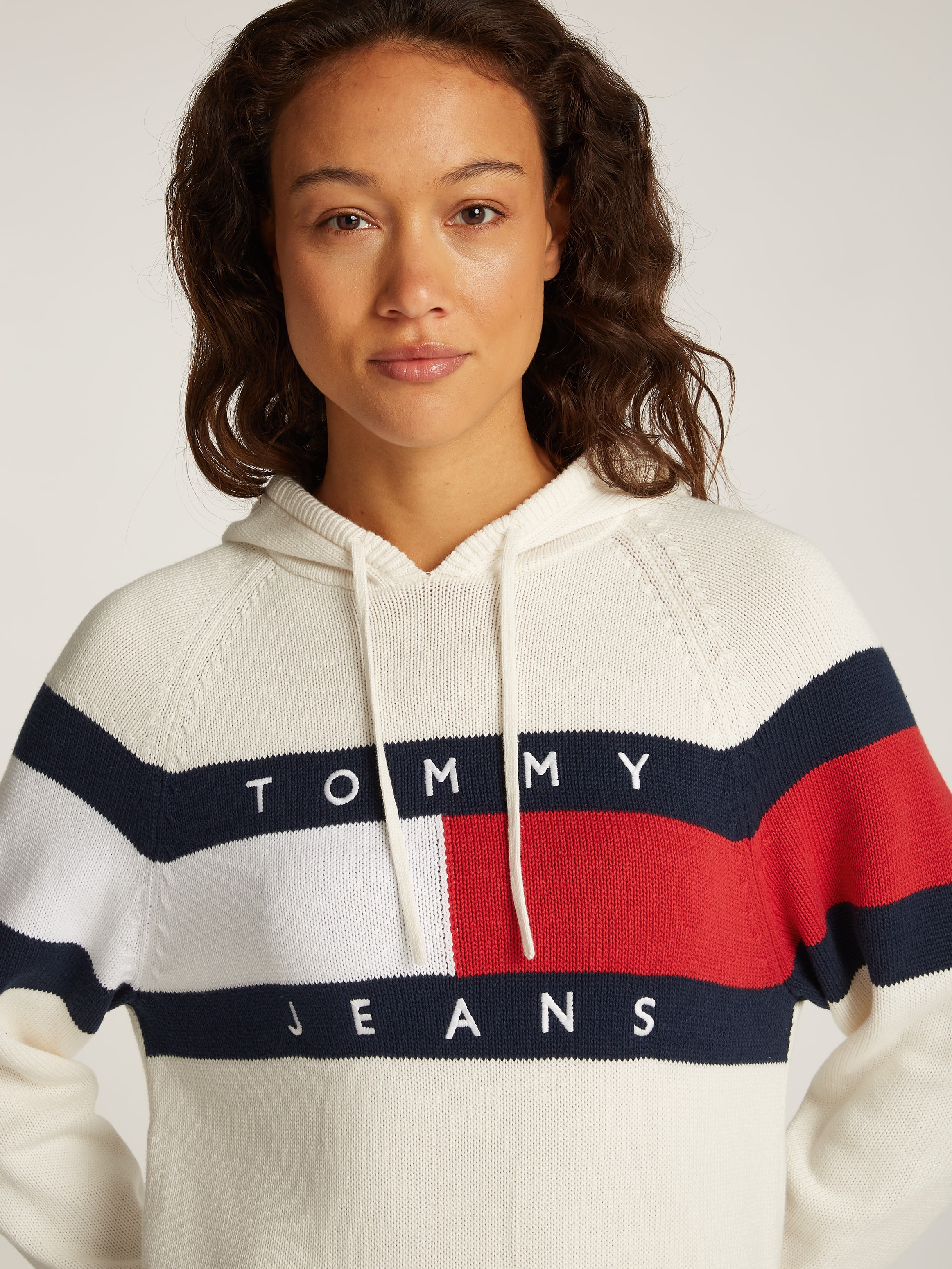 Tommy Jeans Strickkleid »TJW FLAG HOOD SWEATER DRESS EXT«, mit Logo-Flag