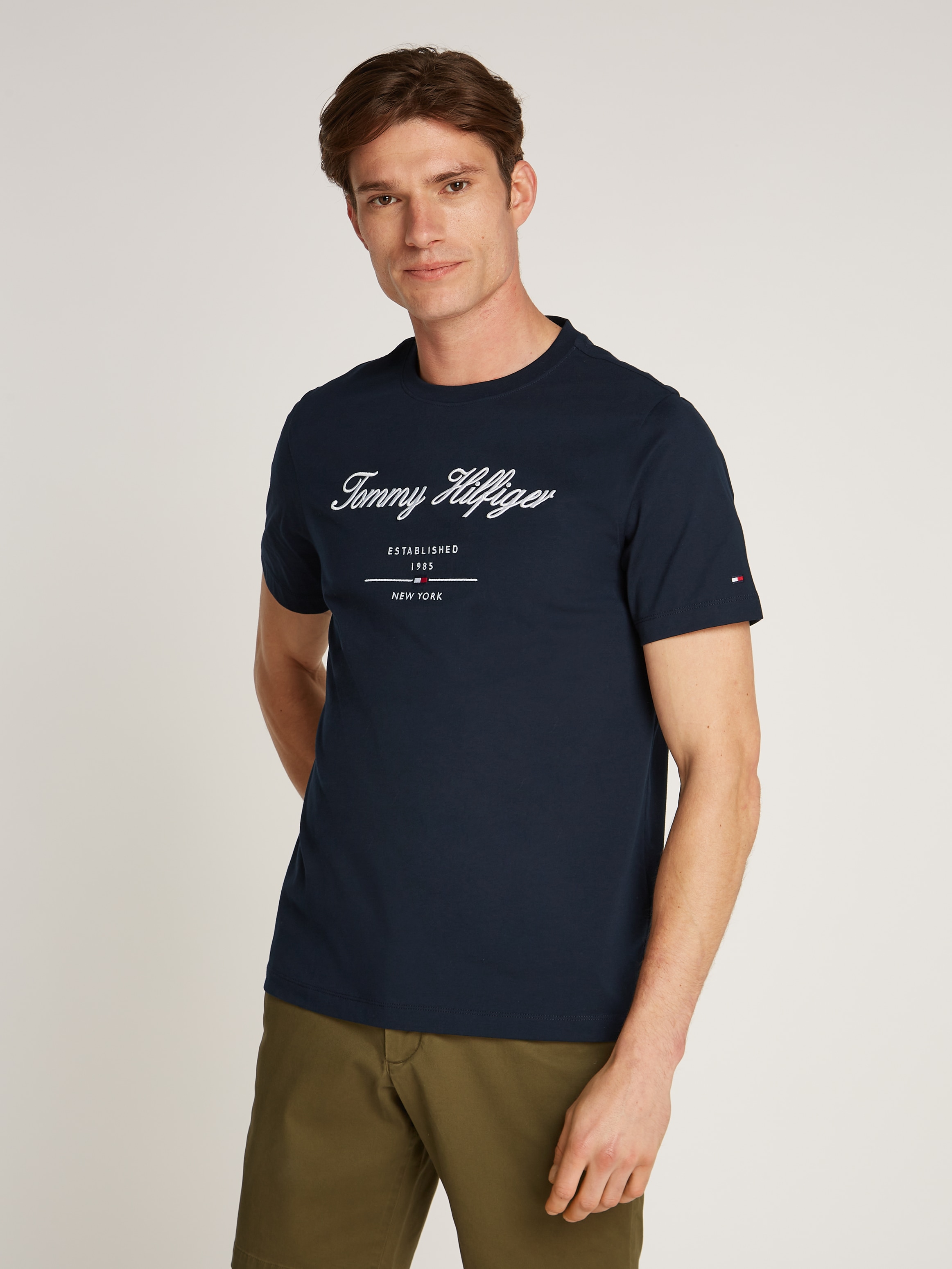 TOMMY HILFIGER T-Shirt »SCRIPT LOGO TEE«, mit aufgesticktem Logo