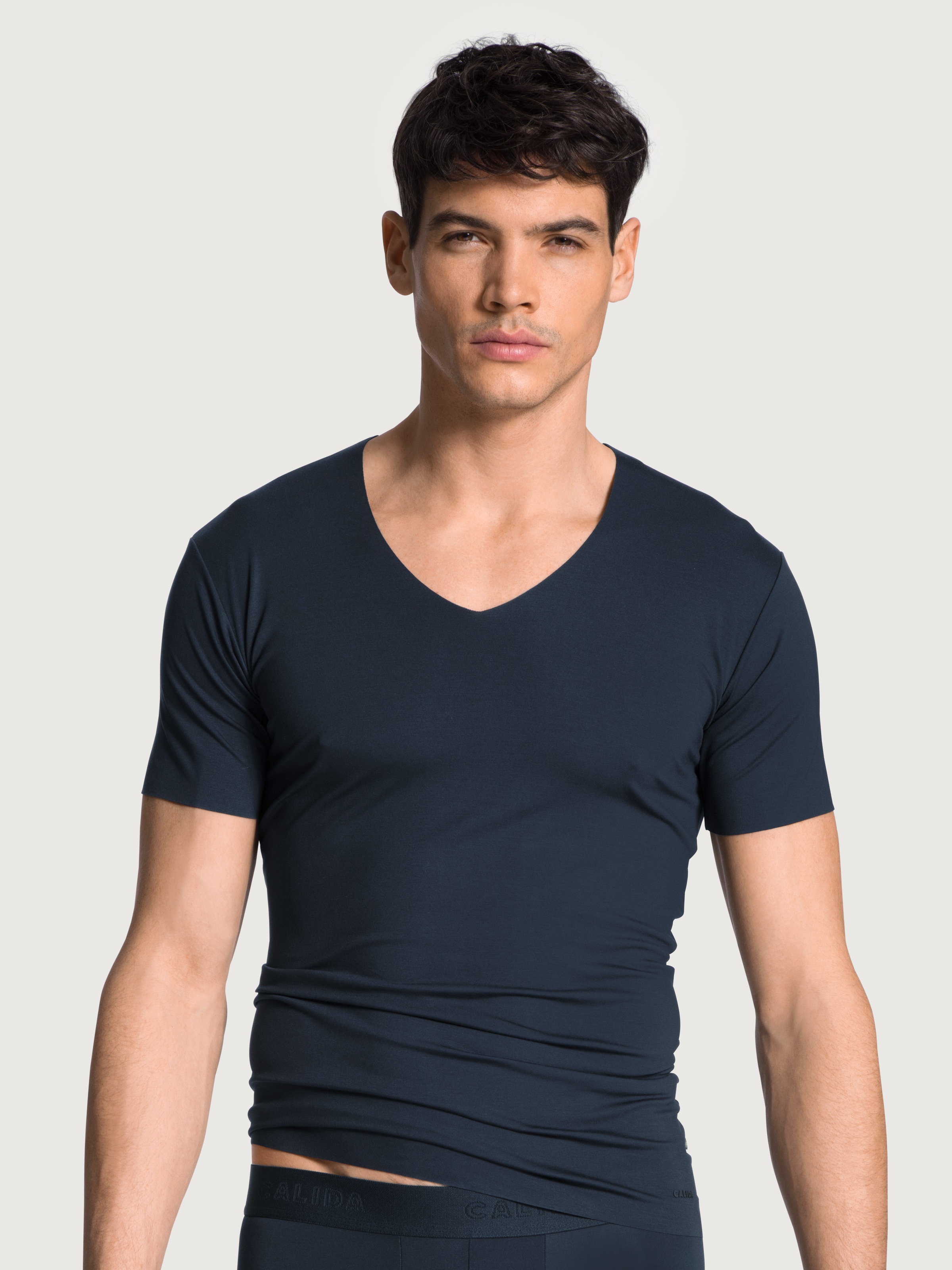 Thumbnail - CALIDA V-Shirt "Clean Line" V-Neck, elastisch, Interlock-Qualität, Kurzarm, schnelltrocknend