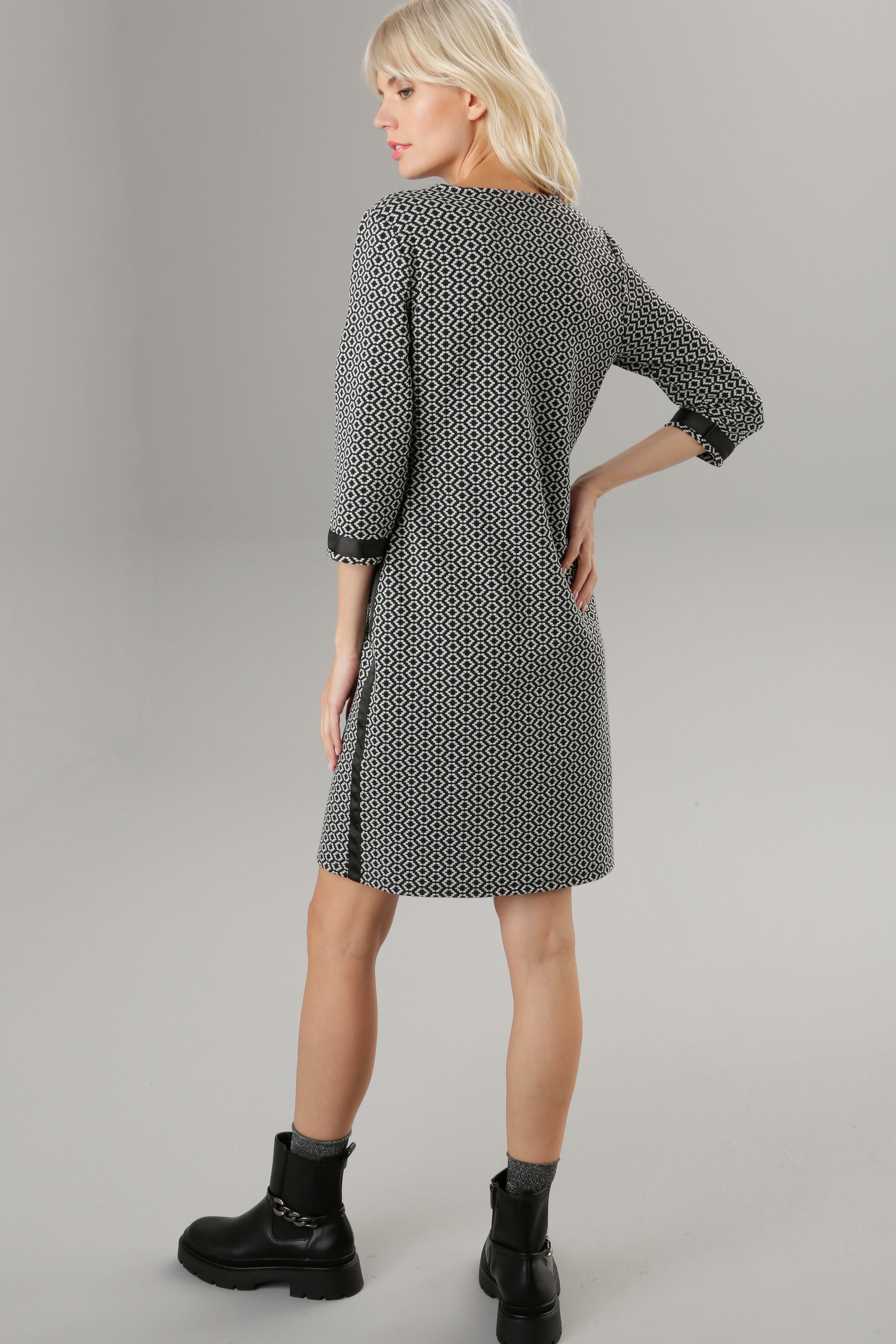Aniston SELECTED Jerseykleid, mit uni BAUR kaufen schwarzen KOLLEKTION | NEUE Tapes 