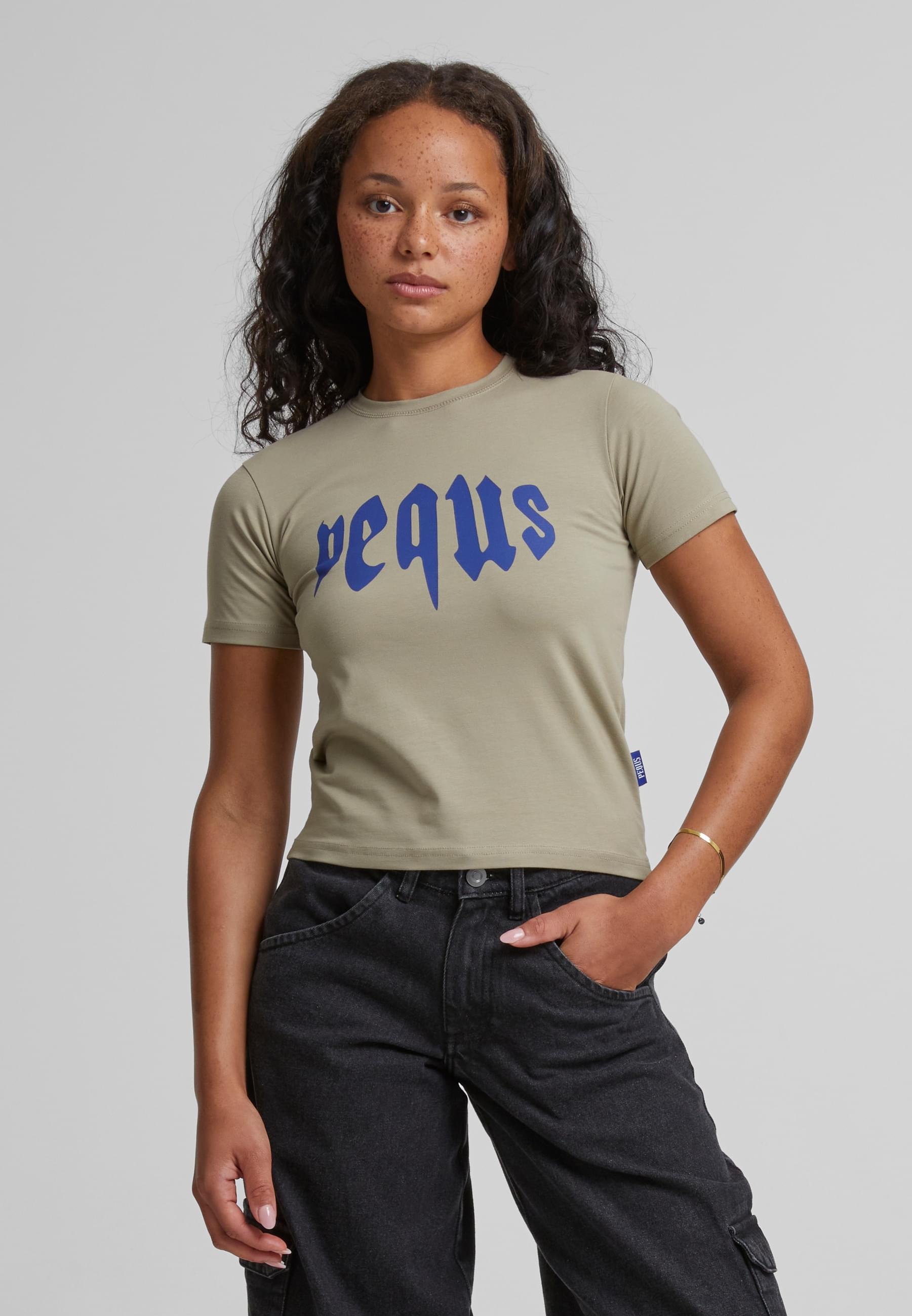 PEQUS T-Shirt »PEQUS PEQUS Fitted Mythic Logo T-Shirt«, (1 tlg.)