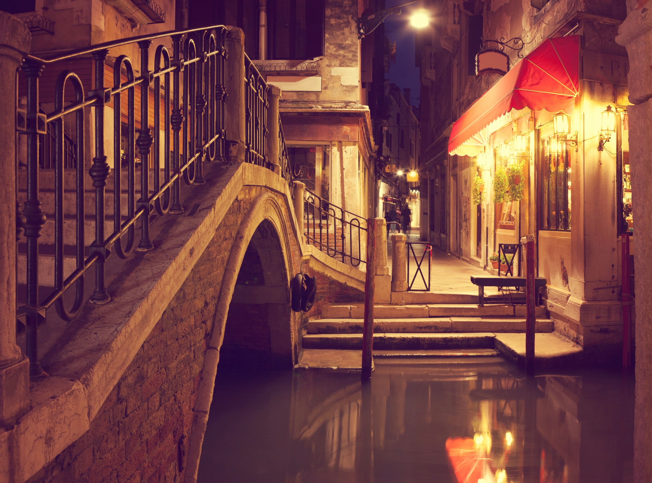 Papermoon Fototapete "VENEDIG-CANAL GASSE ALTSTADT RETRO GASSE BLUMEN MAUER" Motiv
