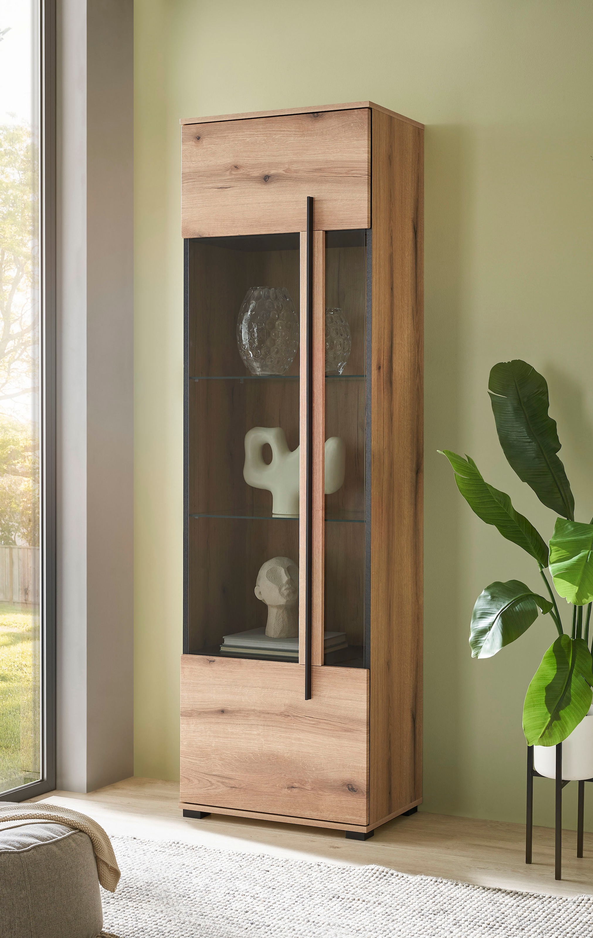 INOSIGN Vitrine »Cantara, Vitrinenschrank in Eiche Evoke oder weiß, Standvitrine«, schwarzer Stangengriff, ausreichend Stauraum, vielseitig einsetzbar