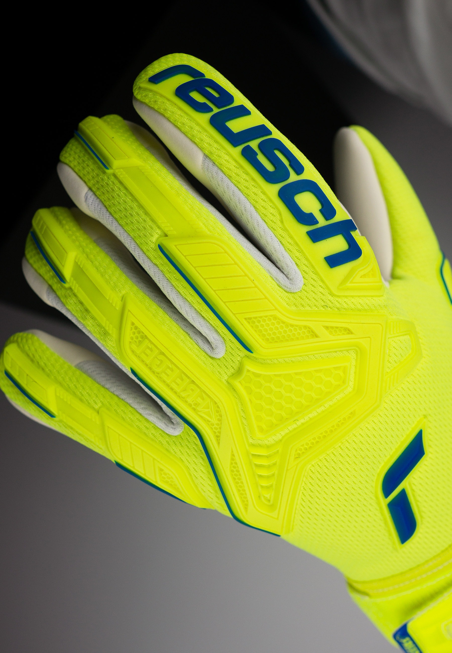 Reusch Torwarthandschuhe »Attrakt Freegel Silver«, für ideale Bewegungsfreiheit