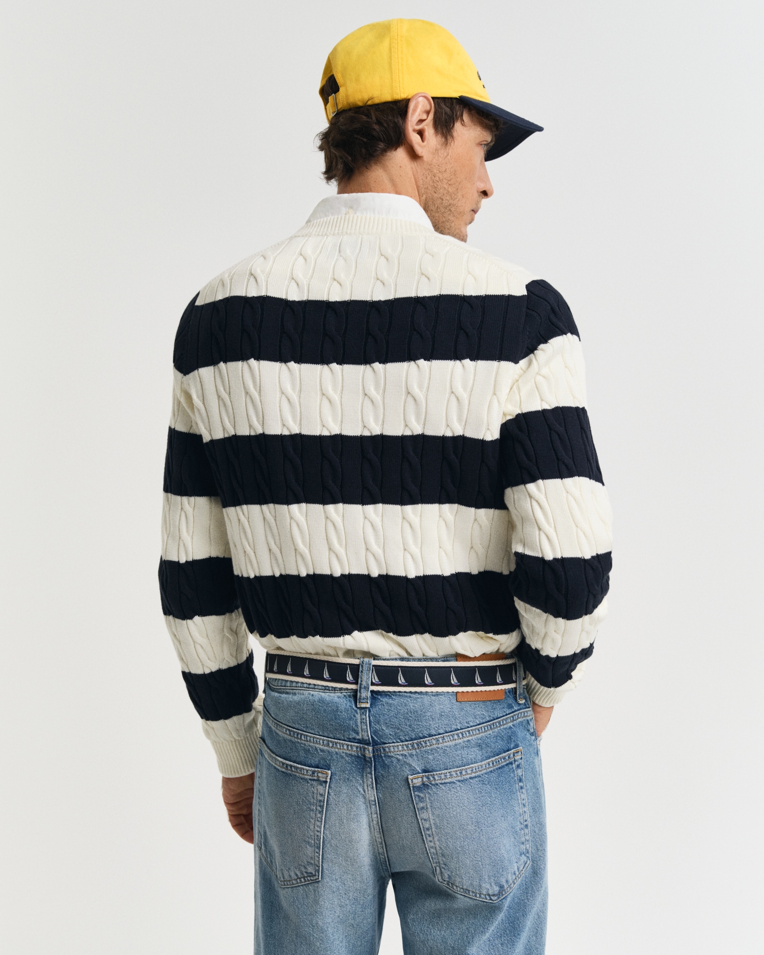 Gant Rundhalspullover »STRIPED COTTON CABLE C-NECK«, besticht durch ein durchgehendes Streifenmuster in Zopfstrickstruktur