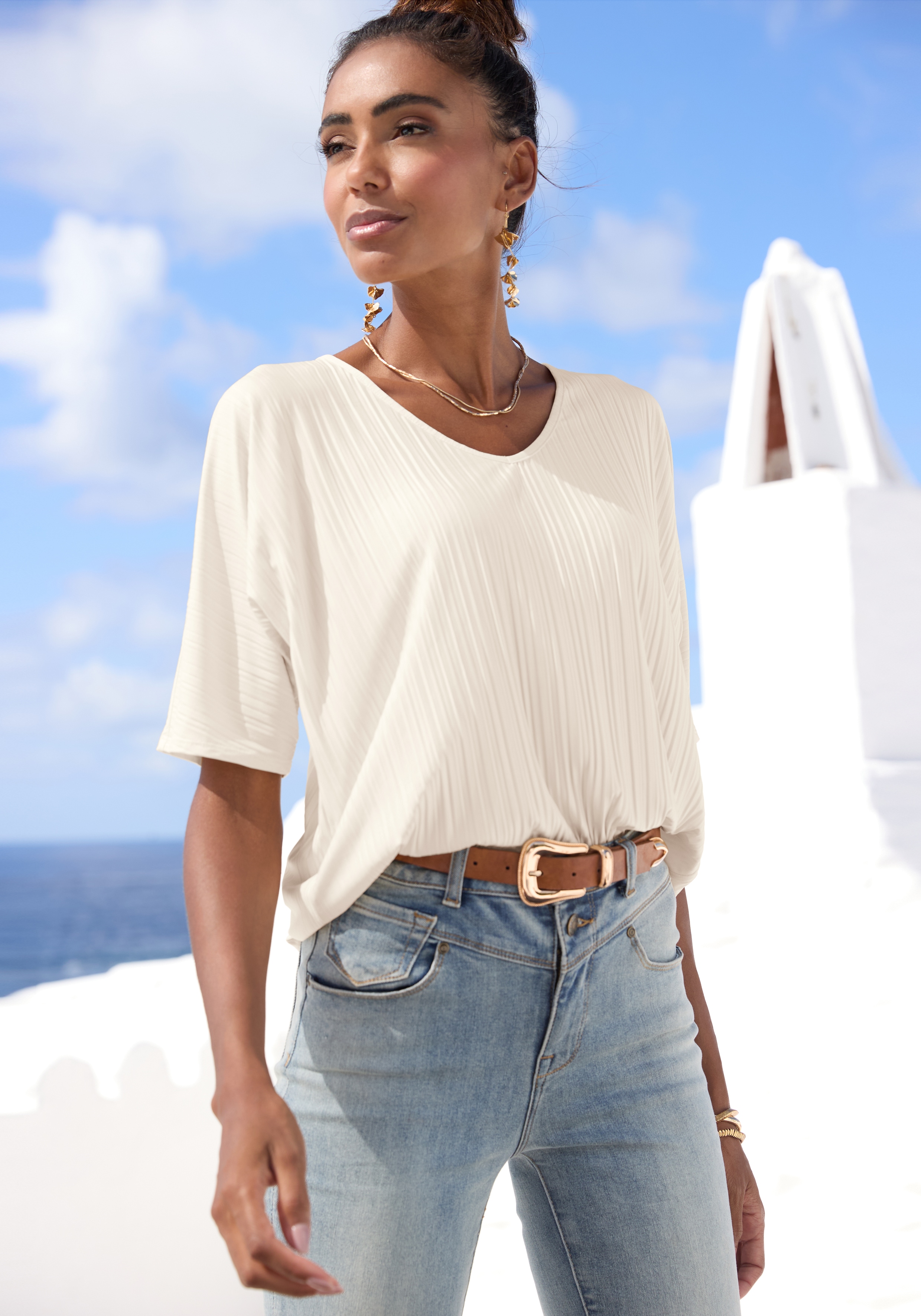 LASCANA Plisseeshirt aus schimmernder Ware