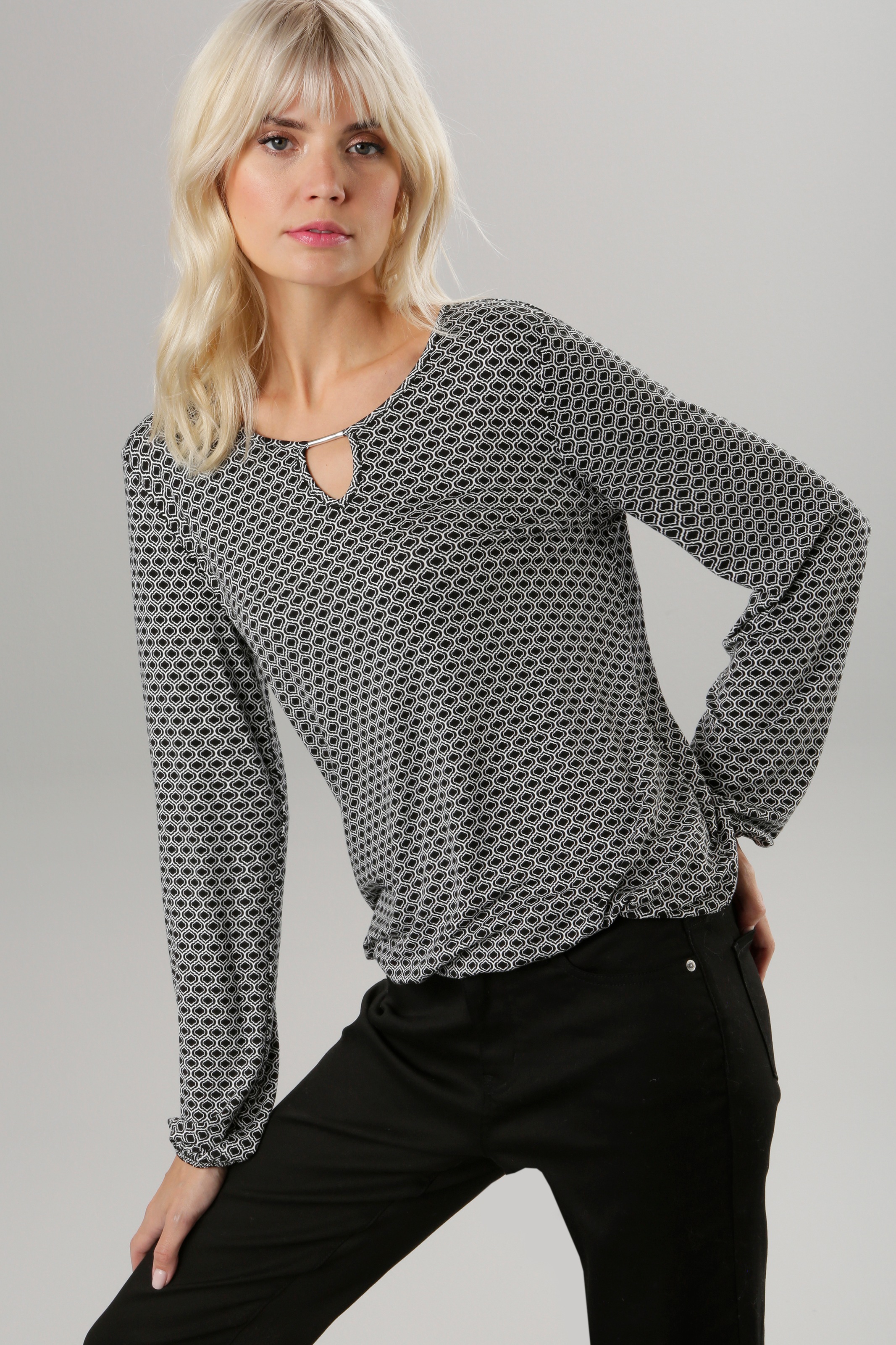 Aniston SELECTED Langarmshirt, in unterschiedlichen jeweils mit Schmuckelement bestellen online BAUR | Drucken