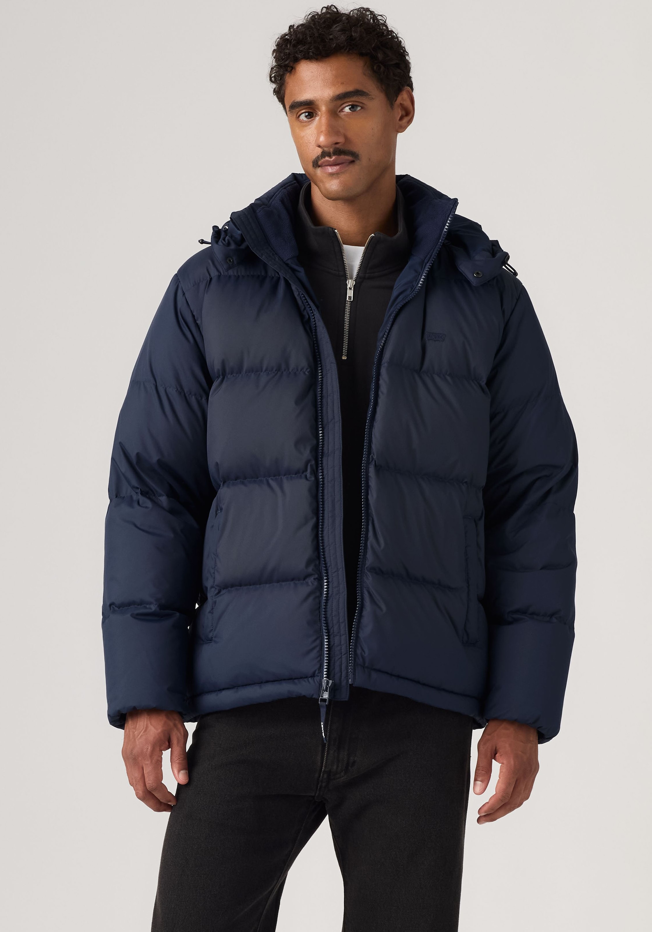 Levis Steppjacke "ROCKWELL HOODED PUFFER 1" mit Kapuze Hoher Stehkragen, wattiert und mit wärmendem Fleece gefüttert