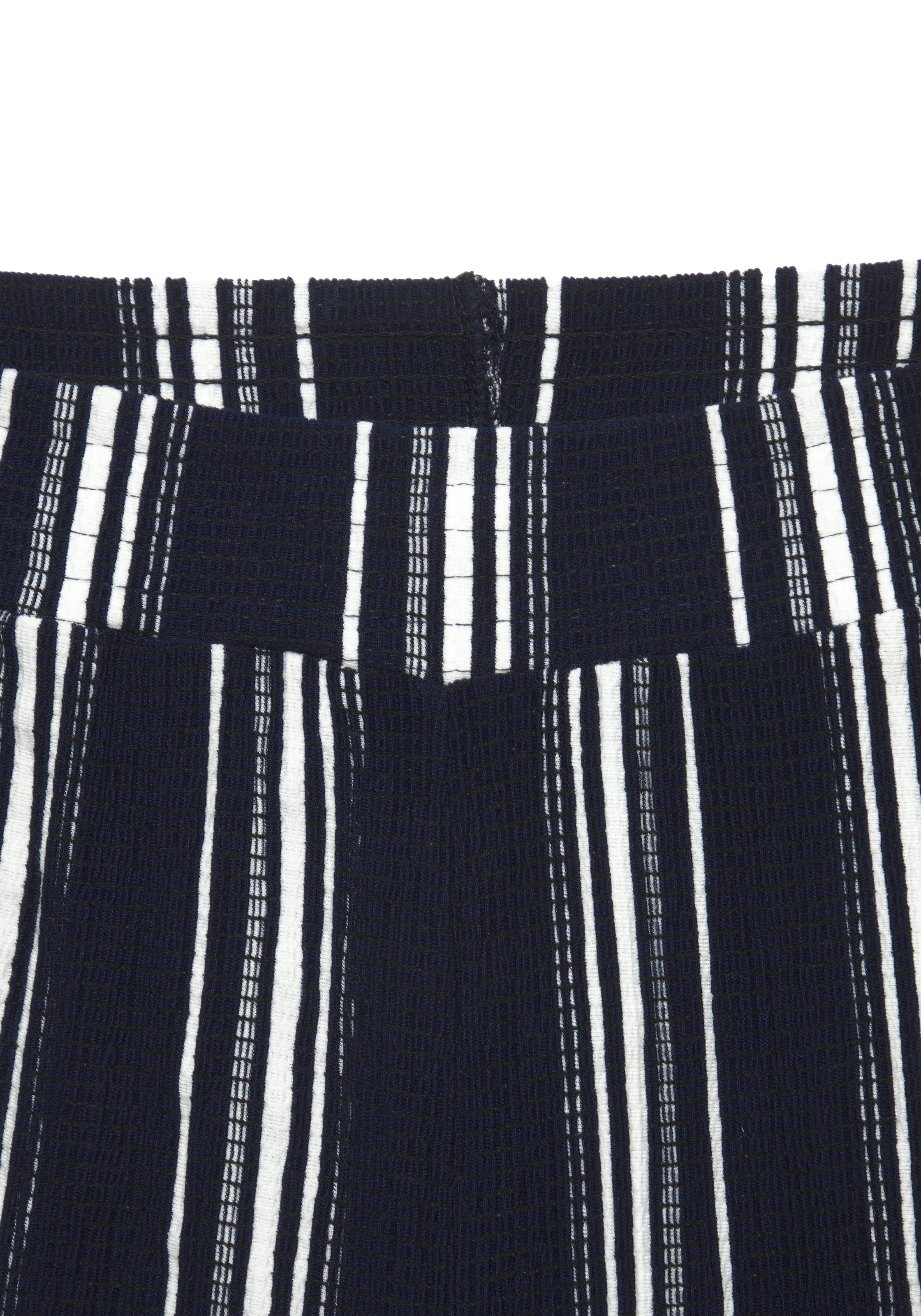 LASCANA Shorts »aus luftiger Crepeware«  strukturierte Ware, sommerlicher Shorts mit Streifen, Sommerhose