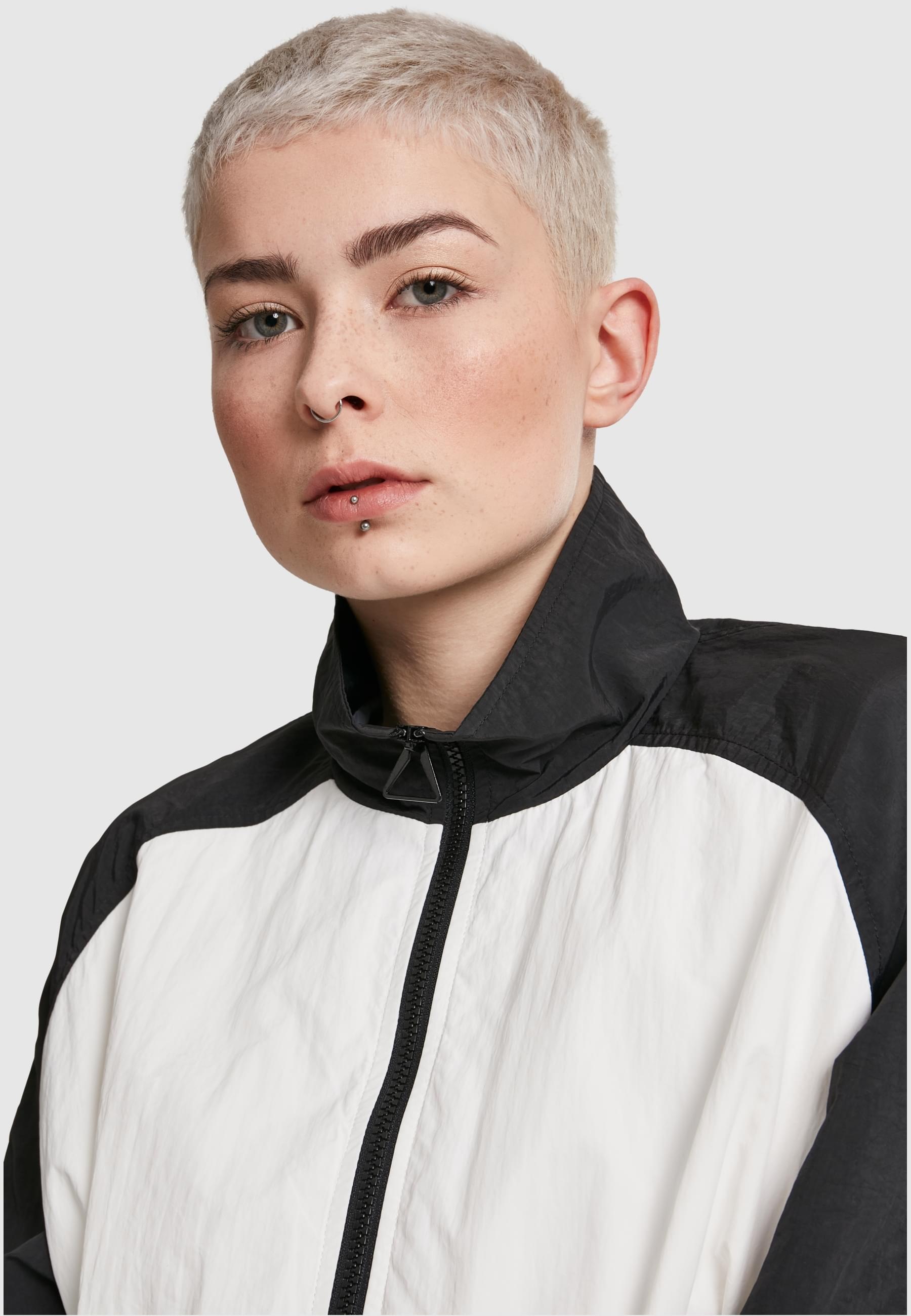 URBAN CLASSICS Allwetterjacke »Urban Classics Damen Ladies Short Raglan Crinkle Batwing Jacket«, (1 St.), ohne Kapuze